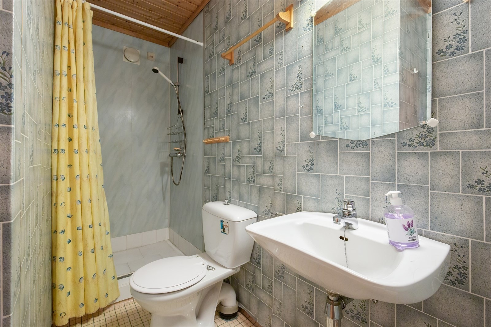 Badet i kjelleren har våtromsplater på veggene og flislagt gulv i dusjsonen. ( Se punkt under ferdigattest vedr. innredning av kjelleretasjen i salgsoppgaven) Galleribilde