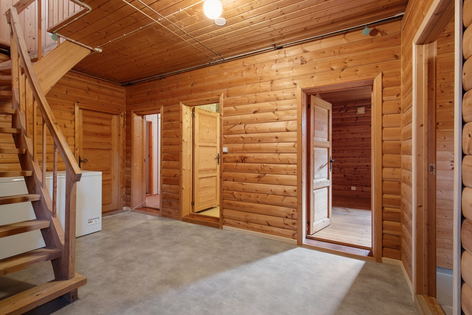 Kjelleren har egen inngang og inneholder gang, flere boder og vaskerom. Galleribilde