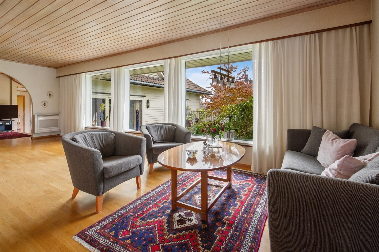 Store vindusflater gir flott lys inn og fin utsikt til hagen. Galleribilde