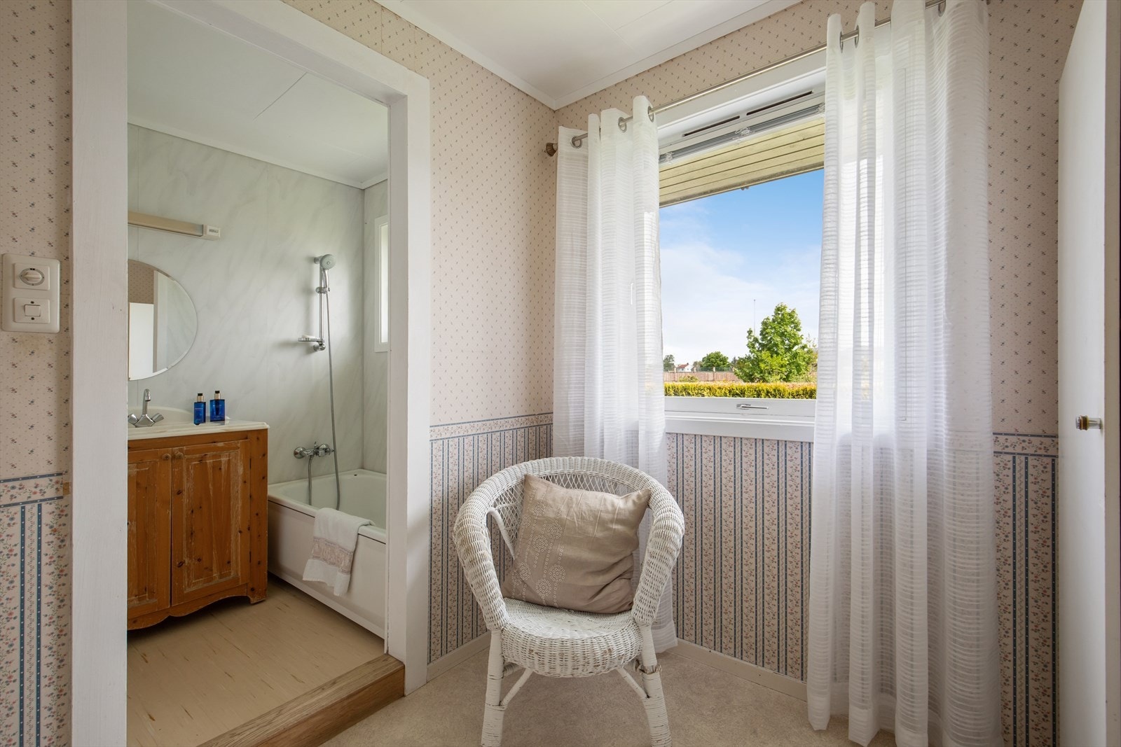 Badet i hovedetasjen er utstyrt med badekar og har baderomsplater på veggene. Galleribilde