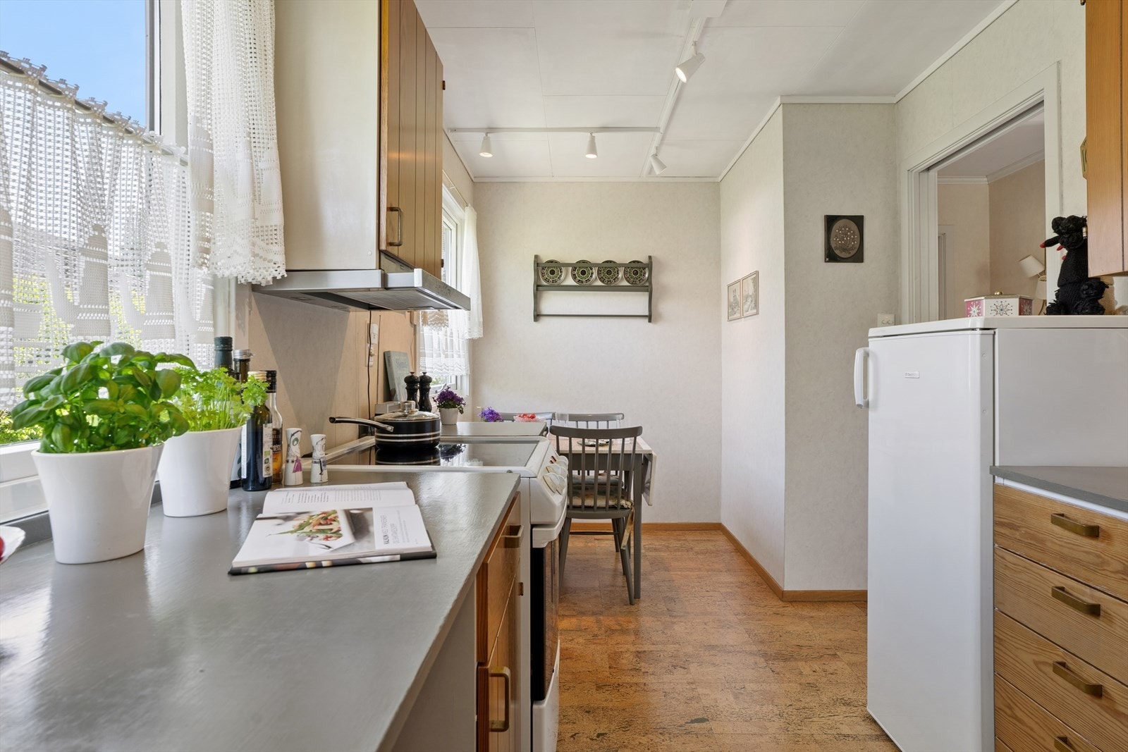 Kjøkkenet har innredning med profilerte fronter og laminat benkeplate. Galleribilde