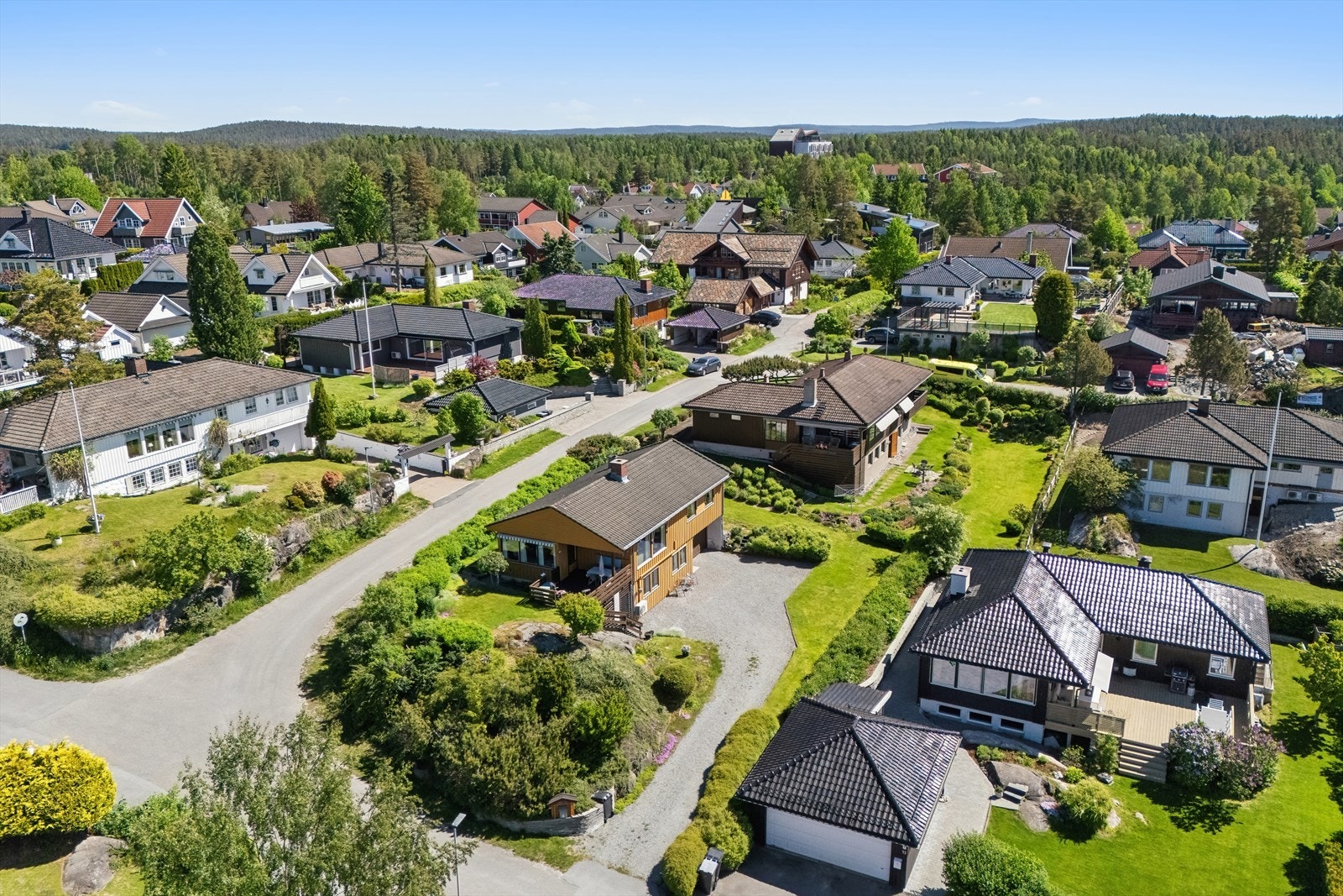 Boligen beliggende på et lite høydedrag i et attraktivt og ettertraktet boligområde på Sofiemyråsen. Galleribilde