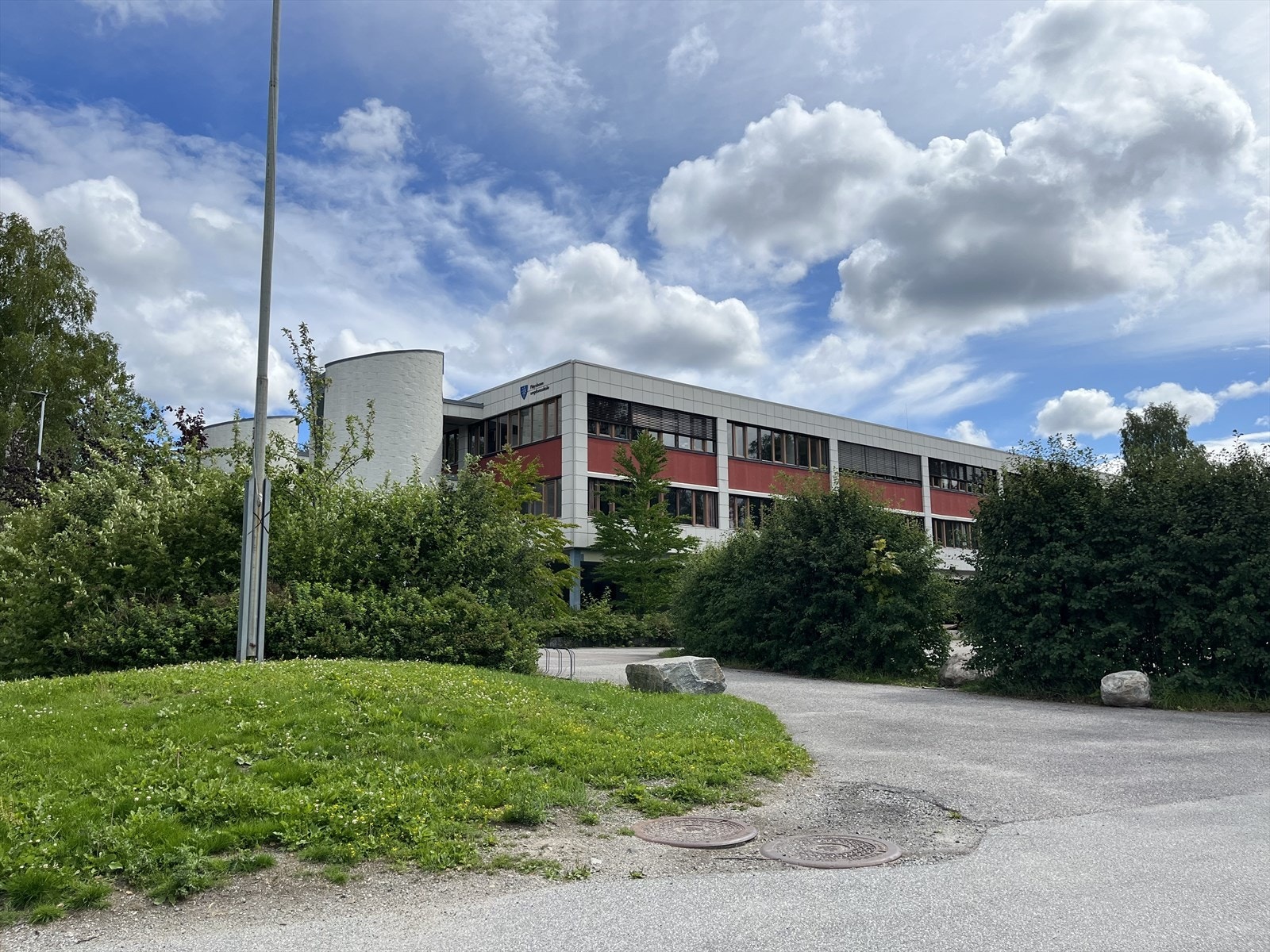 Fløysbonn ungdomsskole har ca. 9 min gangavstand bra boligen.
Sofiemyr skole (1-7 KL) har ca. 13 min gangavstand fra boligen. Galleribilde