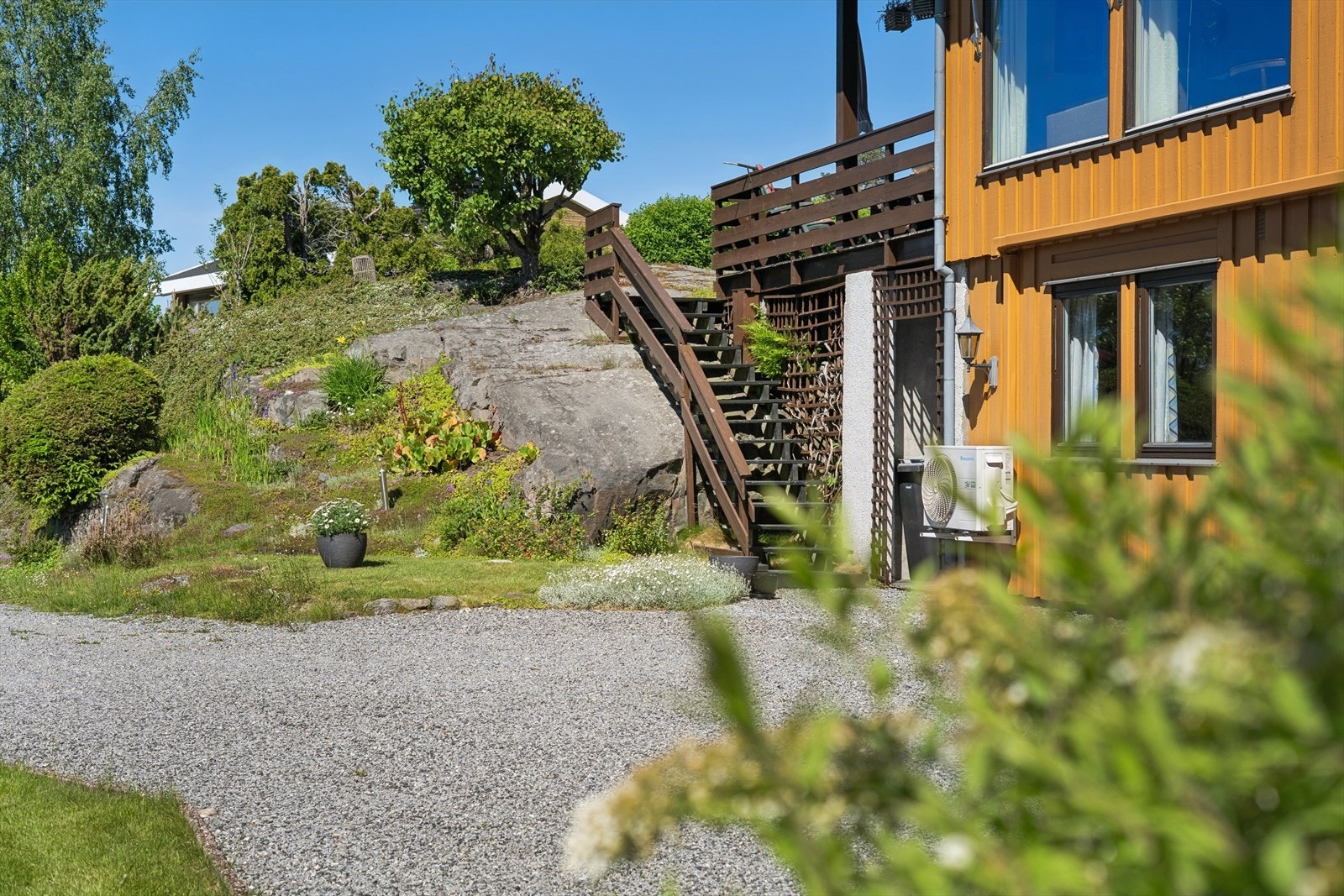 Gårdsplassen er gruset. Galleribilde