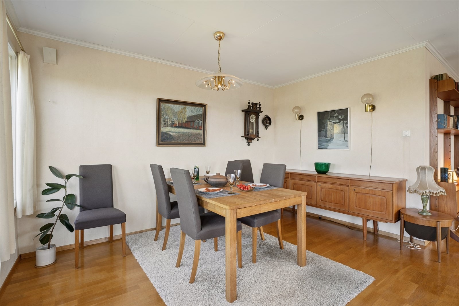 Spisestue i delvis åpen løsning mot stuen, med god plass til langbord og hyggelige sammenkomster. Galleribilde