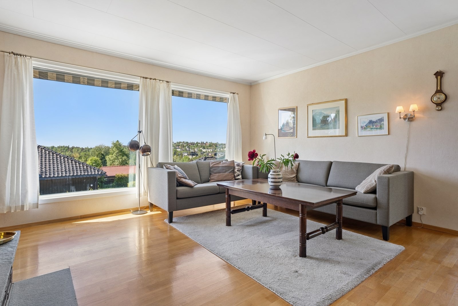 Lys og trivelig stue med store vindusflater som slipper inn rikelig med dagslys og gir flott utsyn. Galleribilde