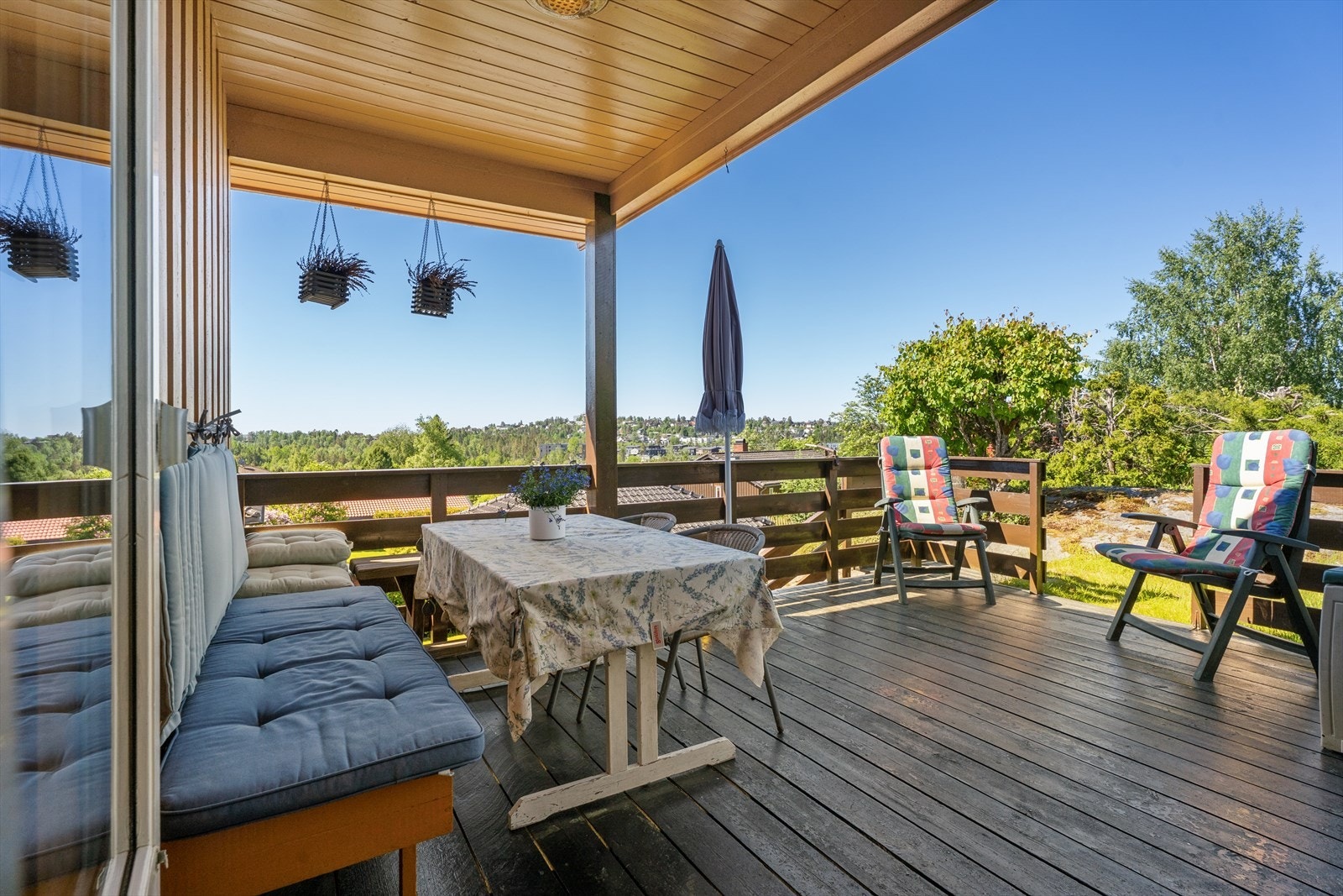 Overbygget vestvendt terrasse på ca. 15 kvm. Galleribilde
