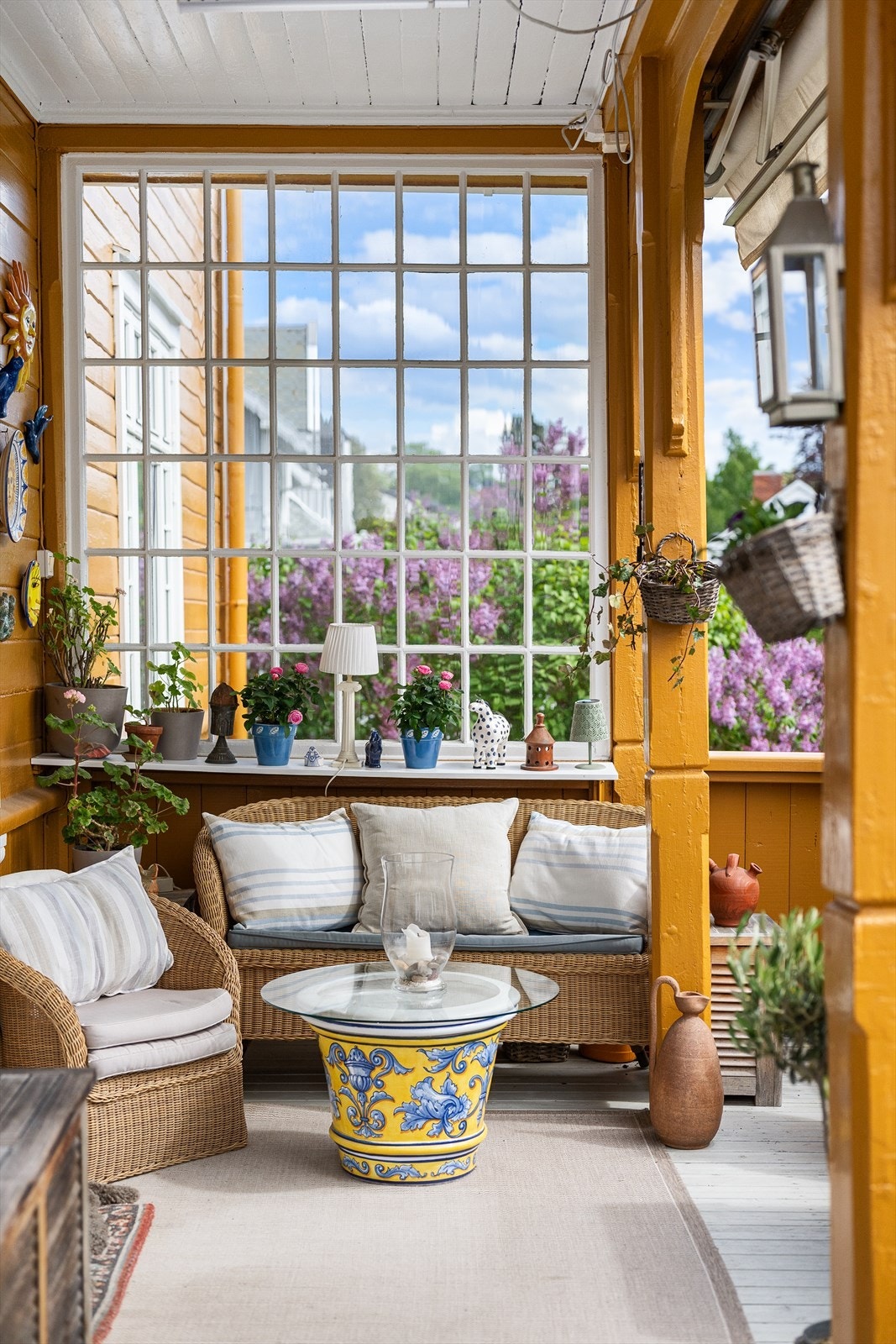 Store vindusflater gir godt med lys inn i stuen og en fin overgang til uteområdet. Galleribilde