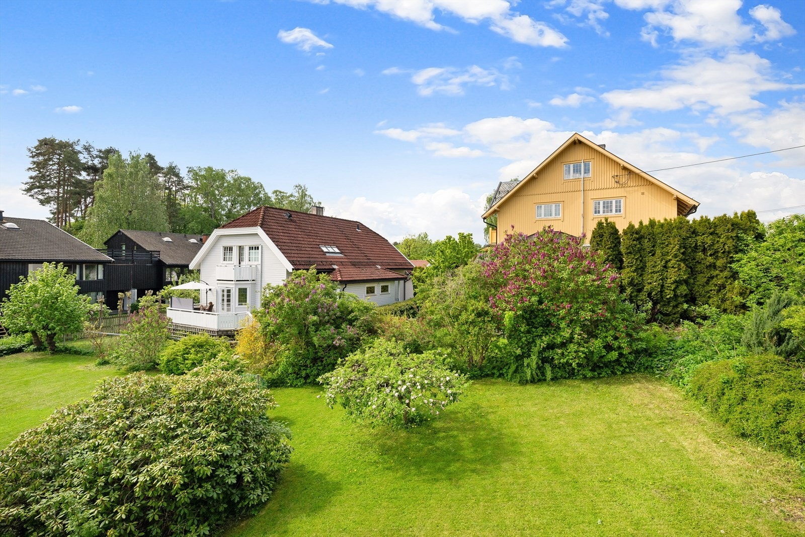 Eiendommen ligger skjermet og rolig til, med gode solforhold, og kort vei til Huk badestrand og turområdene i Kongeskogen. Galleribilde