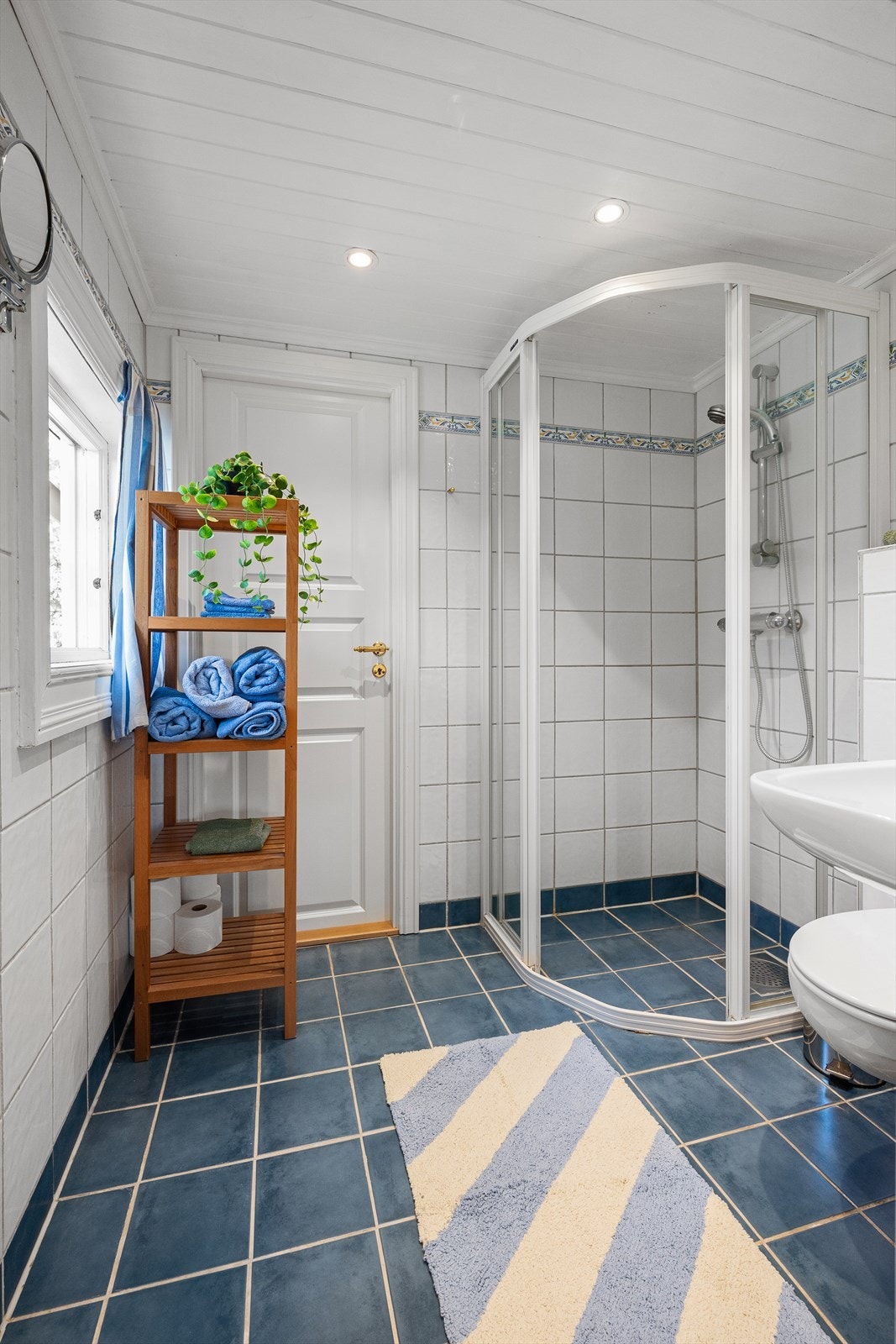 Det andre badet i etasjen er flislagt og har varmekabler i gulvet. Galleribilde