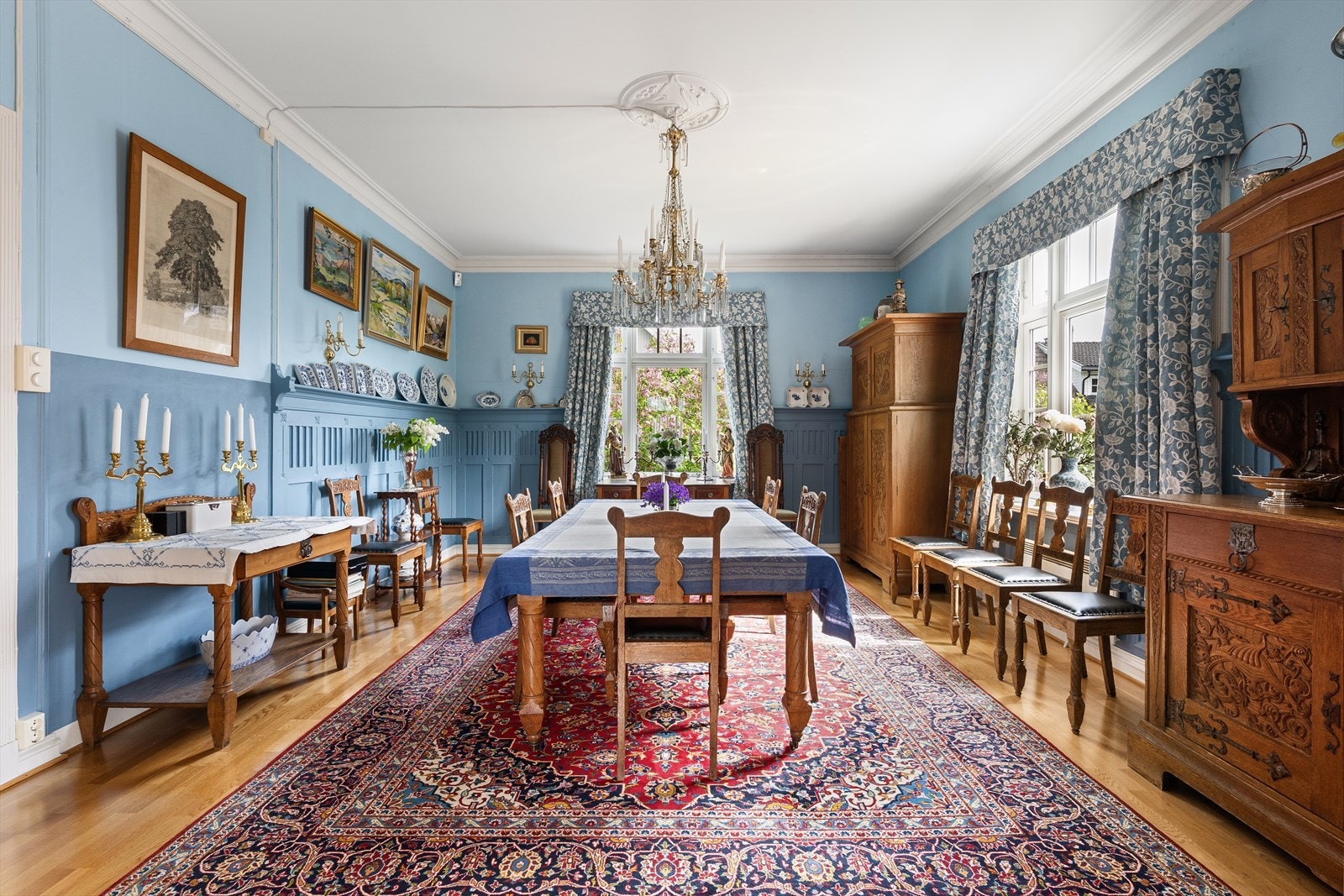 Spisestuen har god plass til langbord og er et naturlig samlingspunkt for familie og venner. Galleribilde