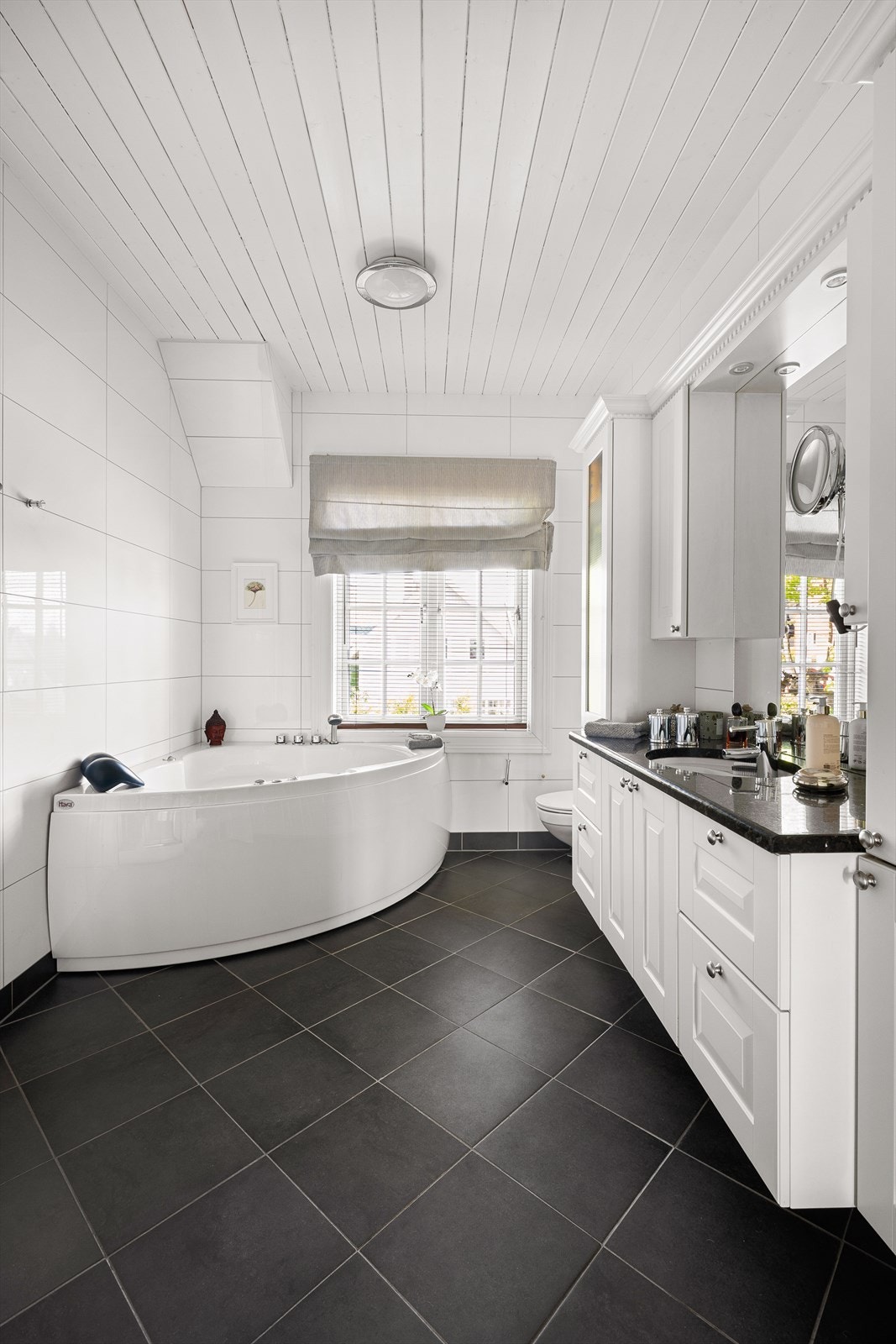 Badet har både boblebadekar og et dusjkabinett med flere funksjoner. Varmekabler i gulvet. Galleribilde