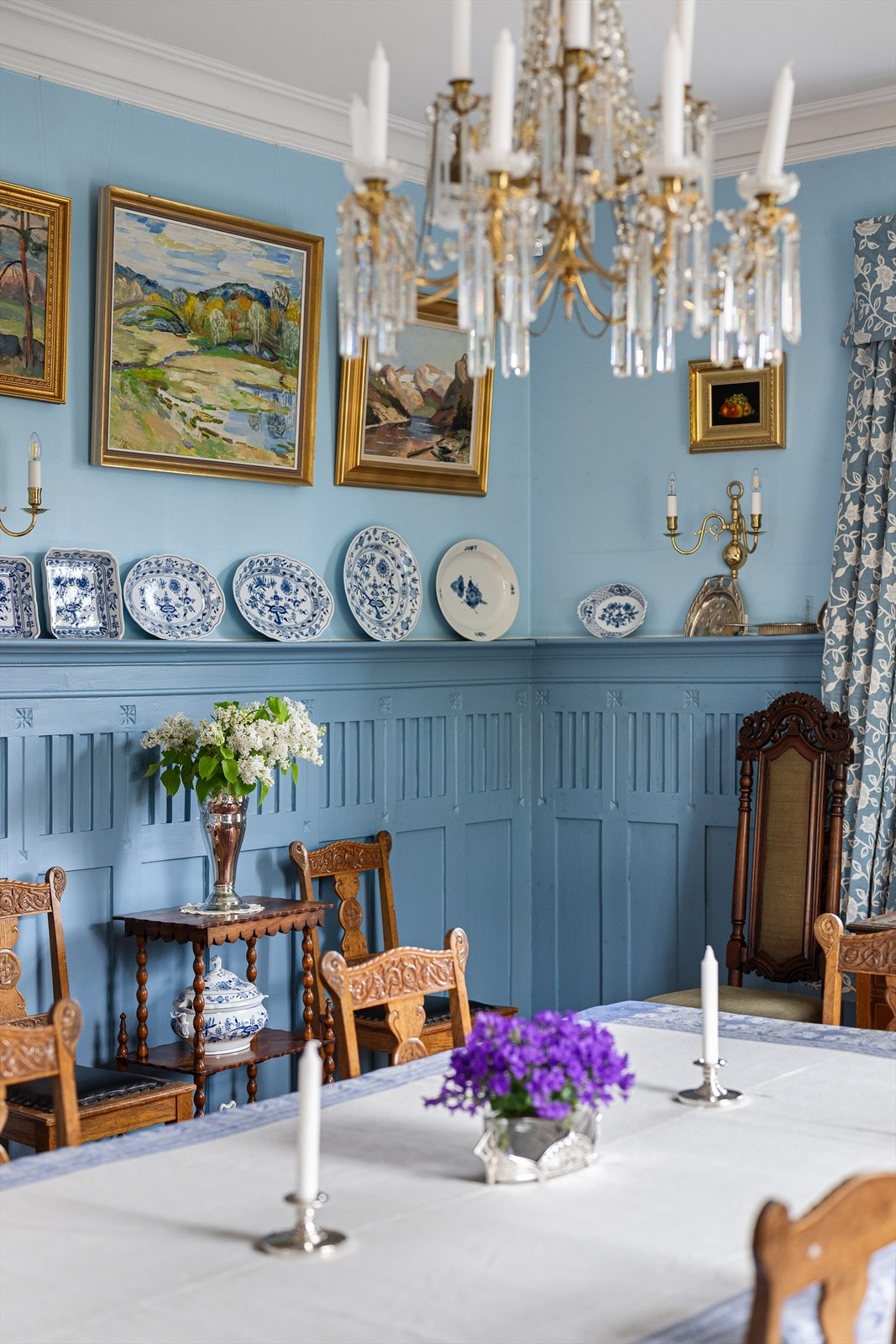 Vakre, originale detaljer som brystningspanel og takrosett gir rommet en klassisk atmosfære. Galleribilde