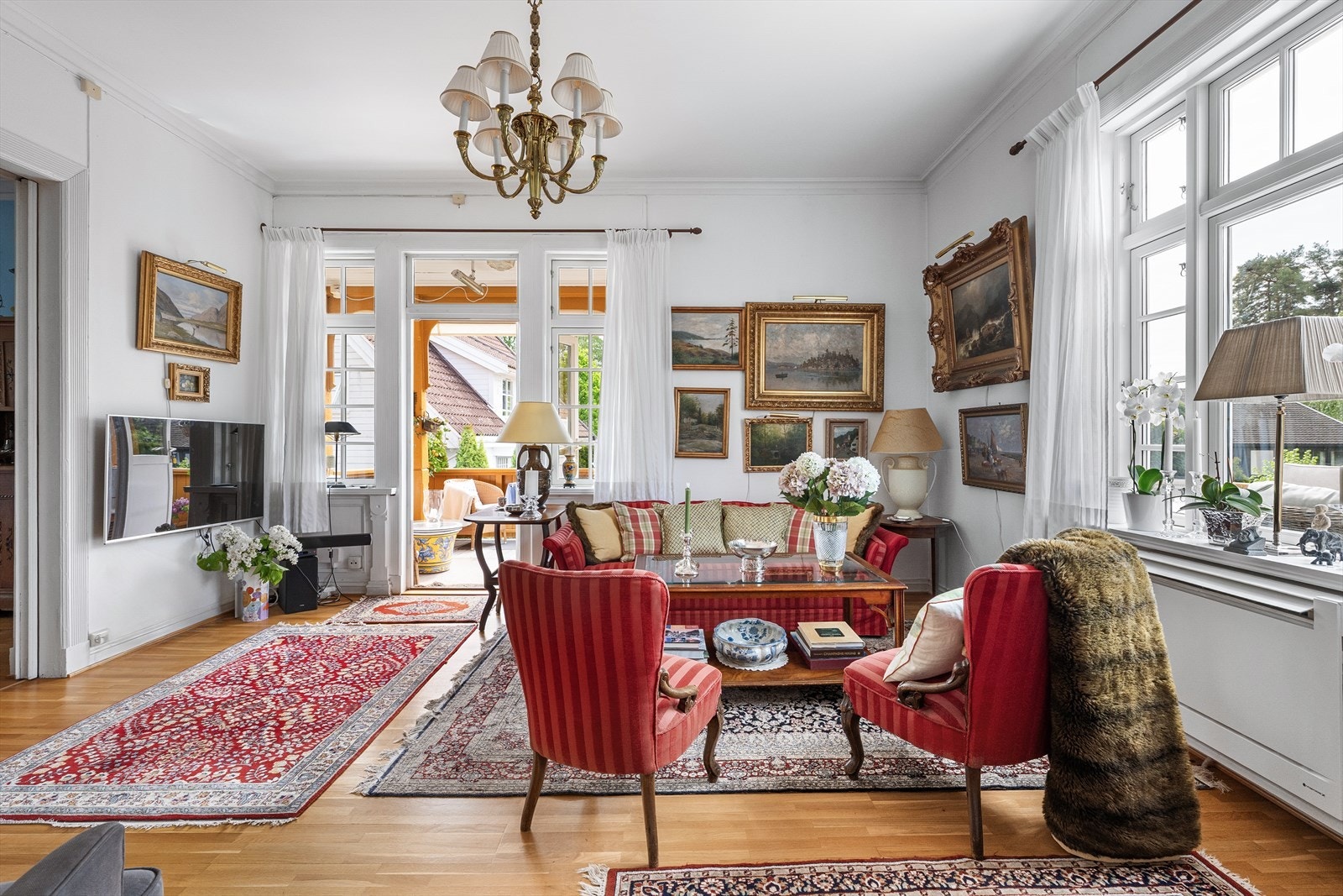 Fra stuen er det direkte utgang til en sørvestvendt balkong på 33 m². Galleribilde