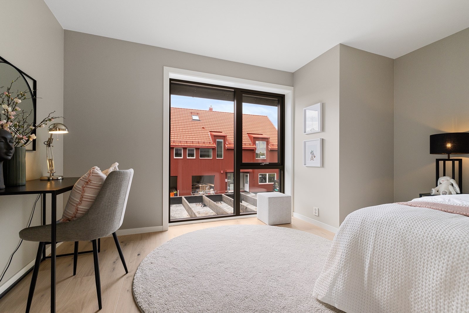Soverom 2 har god plass til seng, garderobe samt skrivepult. Galleribilde