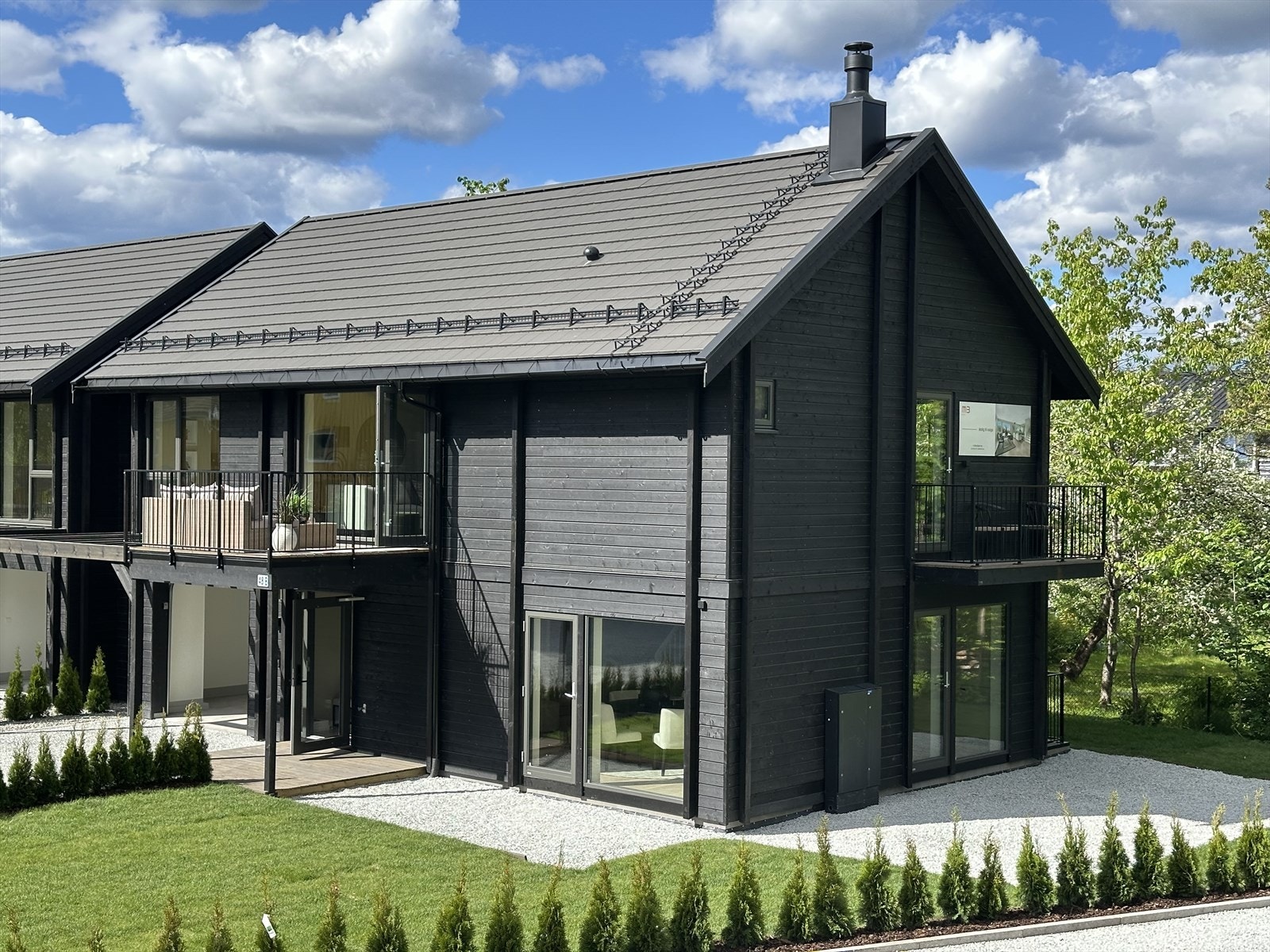 Det er klargjort for terrasse på 2 sider av eiendommen. Galleribilde