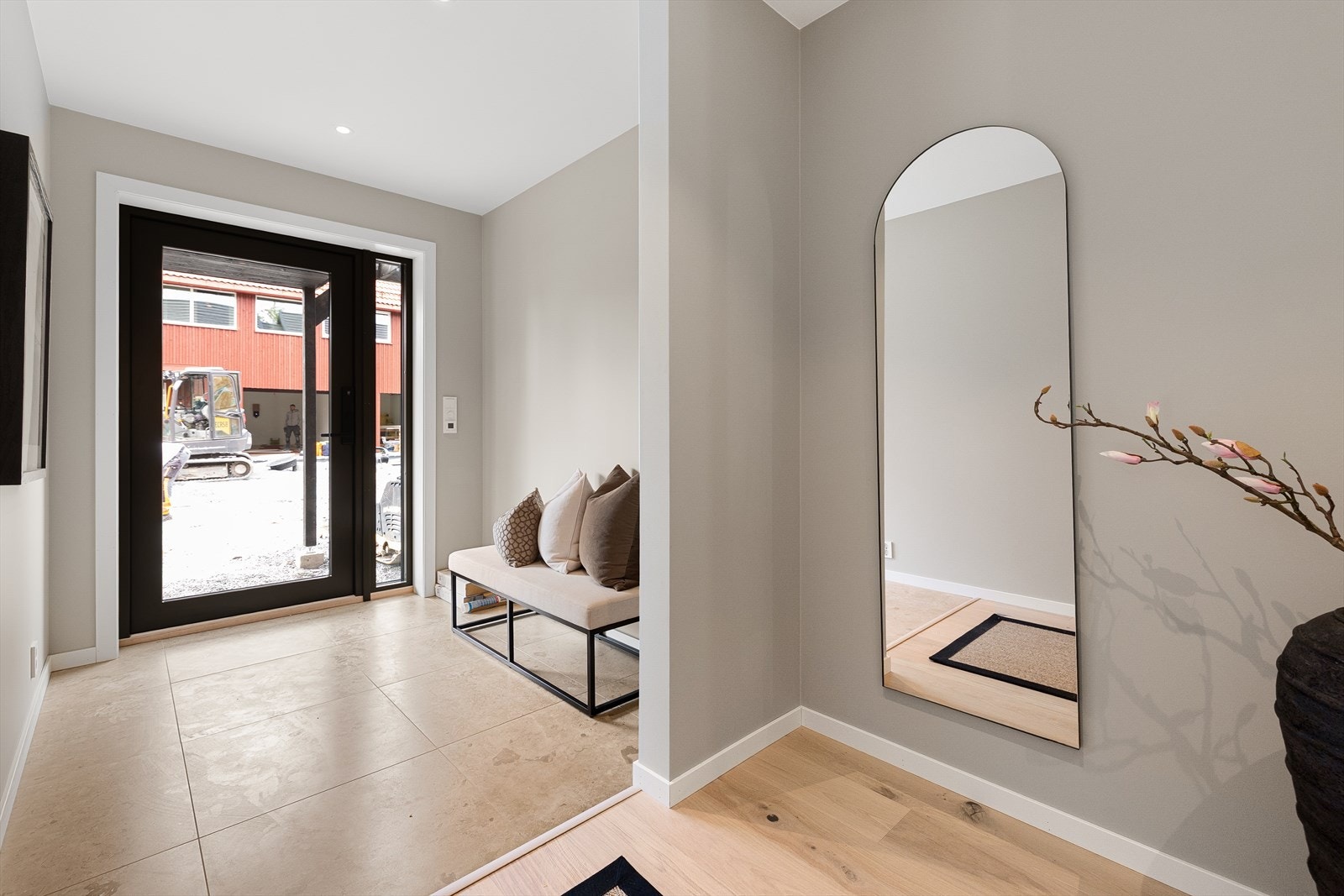 Inngangspartiet har downlights i taket og rikelig med naturlig lysinnslipp gjennom inngangsdøren. Galleribilde