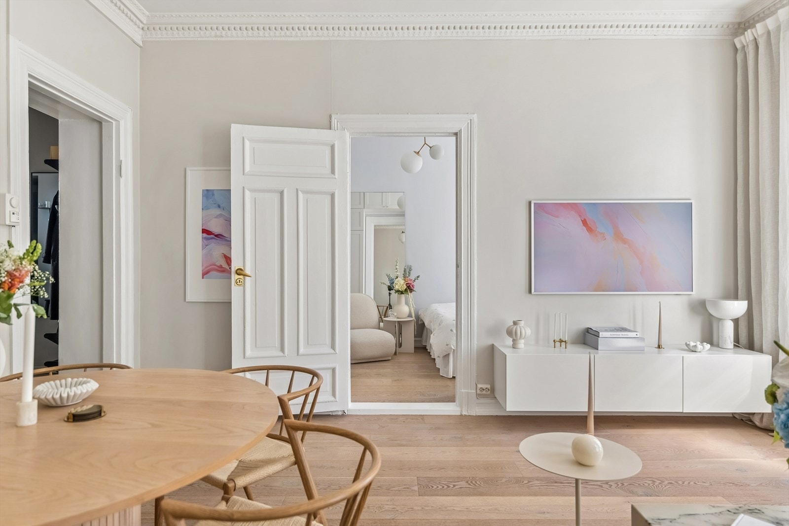 Stuen har også en naturlig plass til spisegruppe. Galleribilde