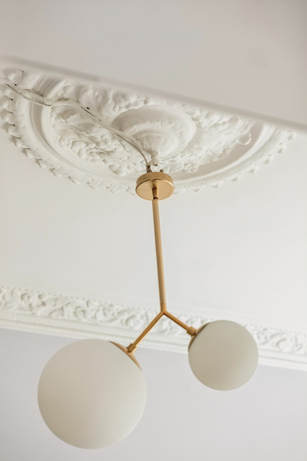 Klassiske detaljer som stukkatur og rosett. Galleribilde
