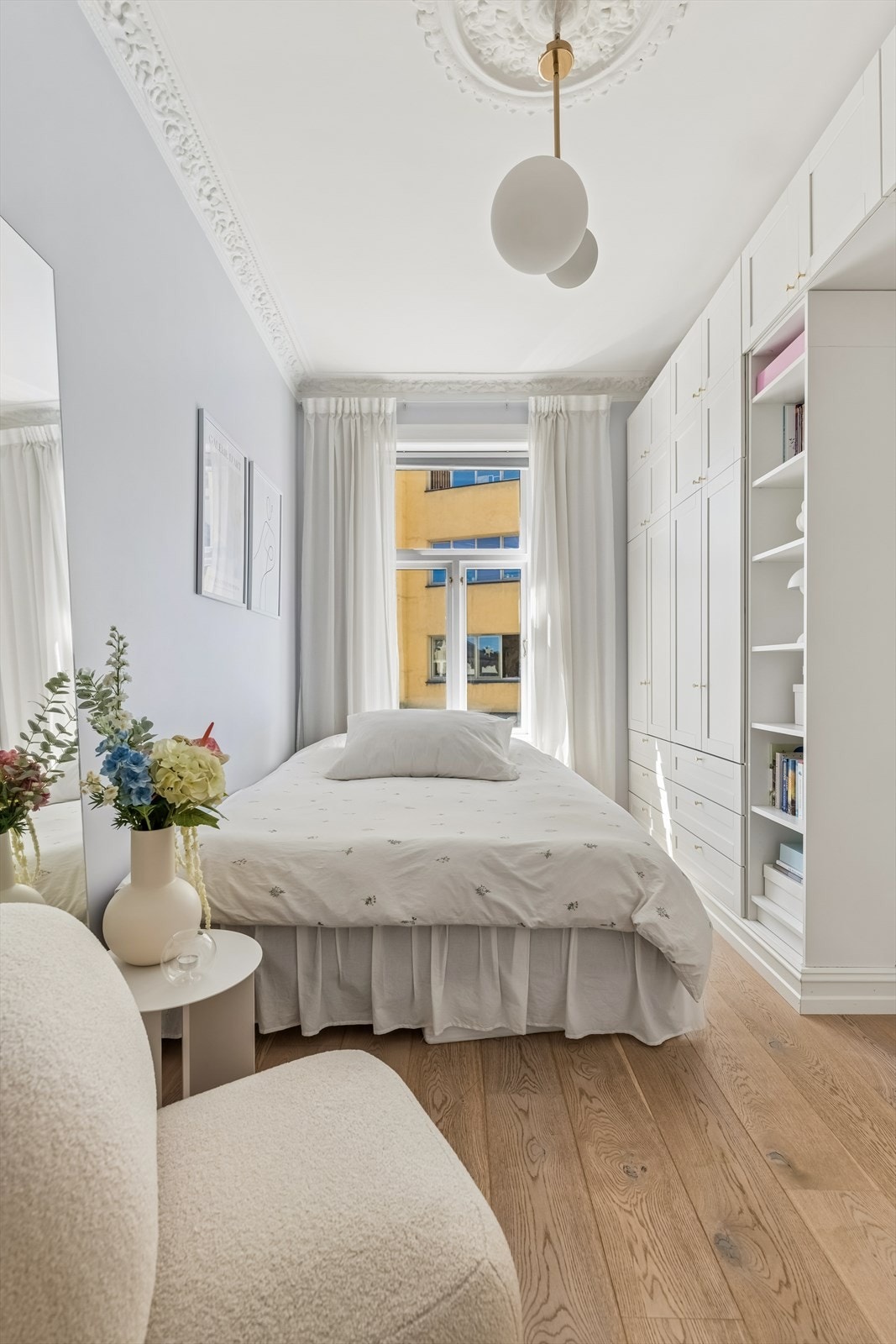 Her er det god plass til en stor dobbeltseng, nattbord og annet ønskelig møblement. Galleribilde