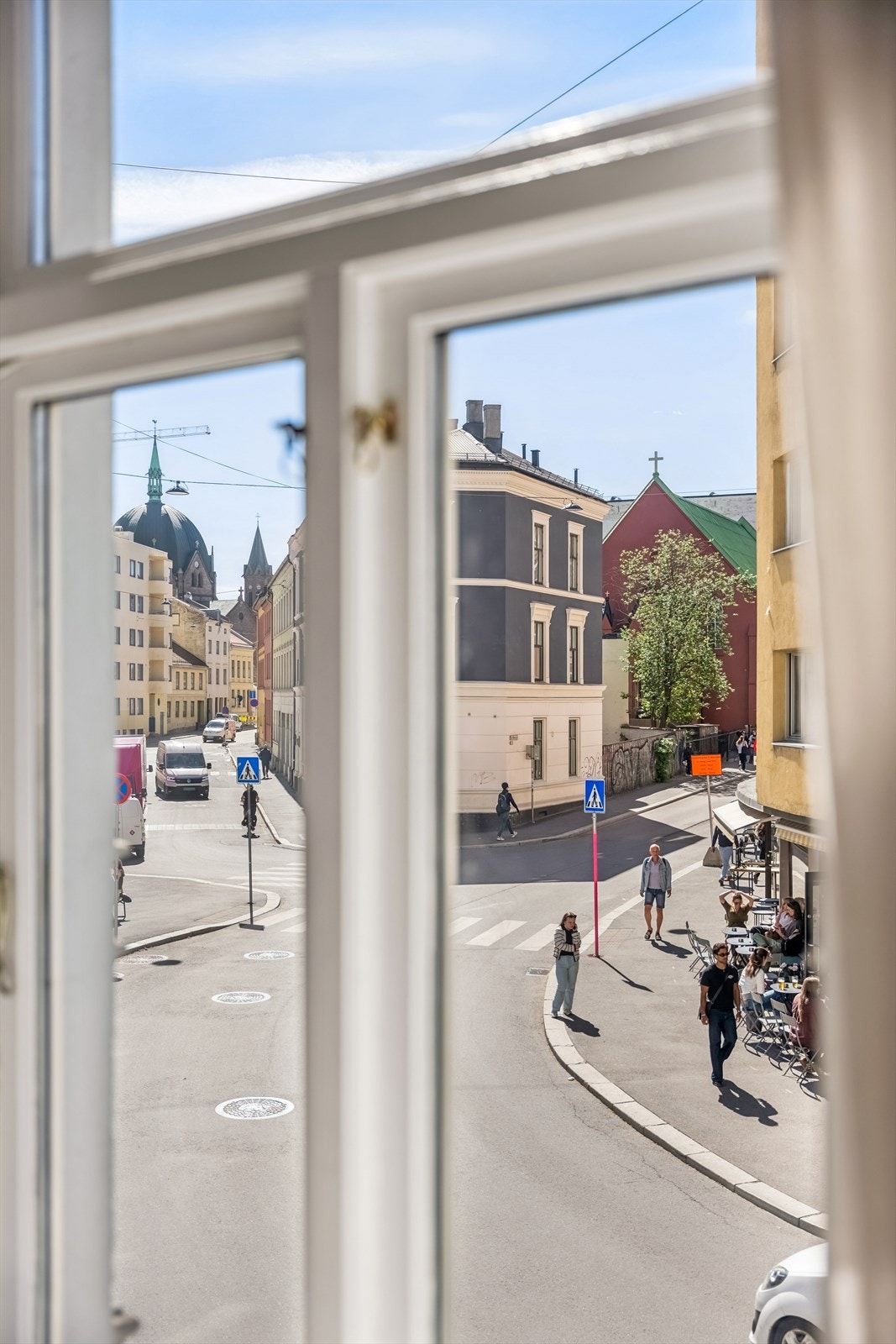 Rommet framstår som romslig og lyst, med store vindusflater som slipper inn rikelig med naturlig lys. Galleribilde