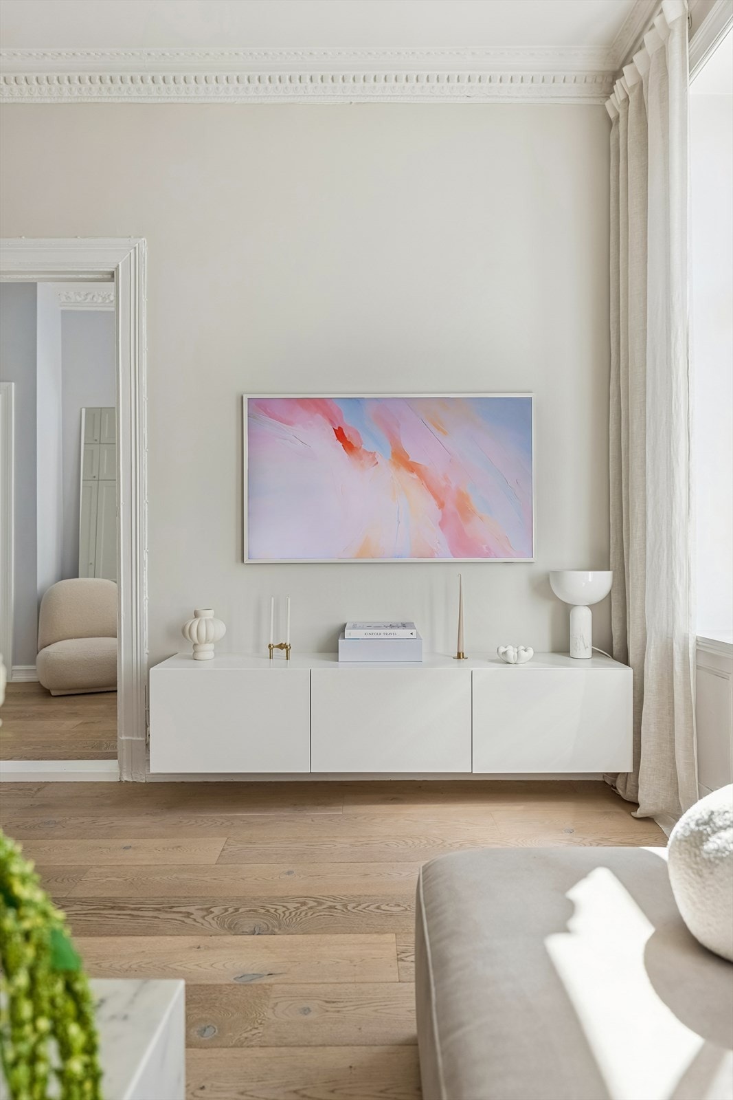 Rommets utforming gjør det lett å innrede på ønskelig vis med god plass til sofagruppe, stuebord, medievegg og annet ønskelig møblement. Galleribilde