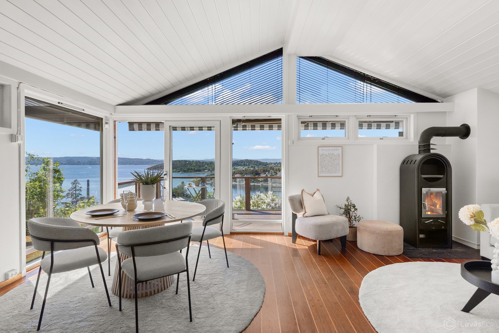Stuen har en imponerende takhøyde på opptil 3,35 meter og en vedovn for ekstra varme og hygge på kalde høst- og vinterkvelder. Galleribilde