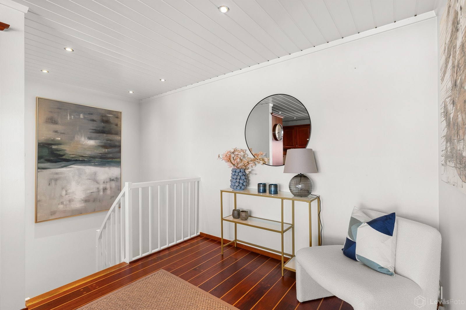 Den malte tretrappen med teppebelagte trinn og rekkverk i tre leder ned til underetasjen. Galleribilde