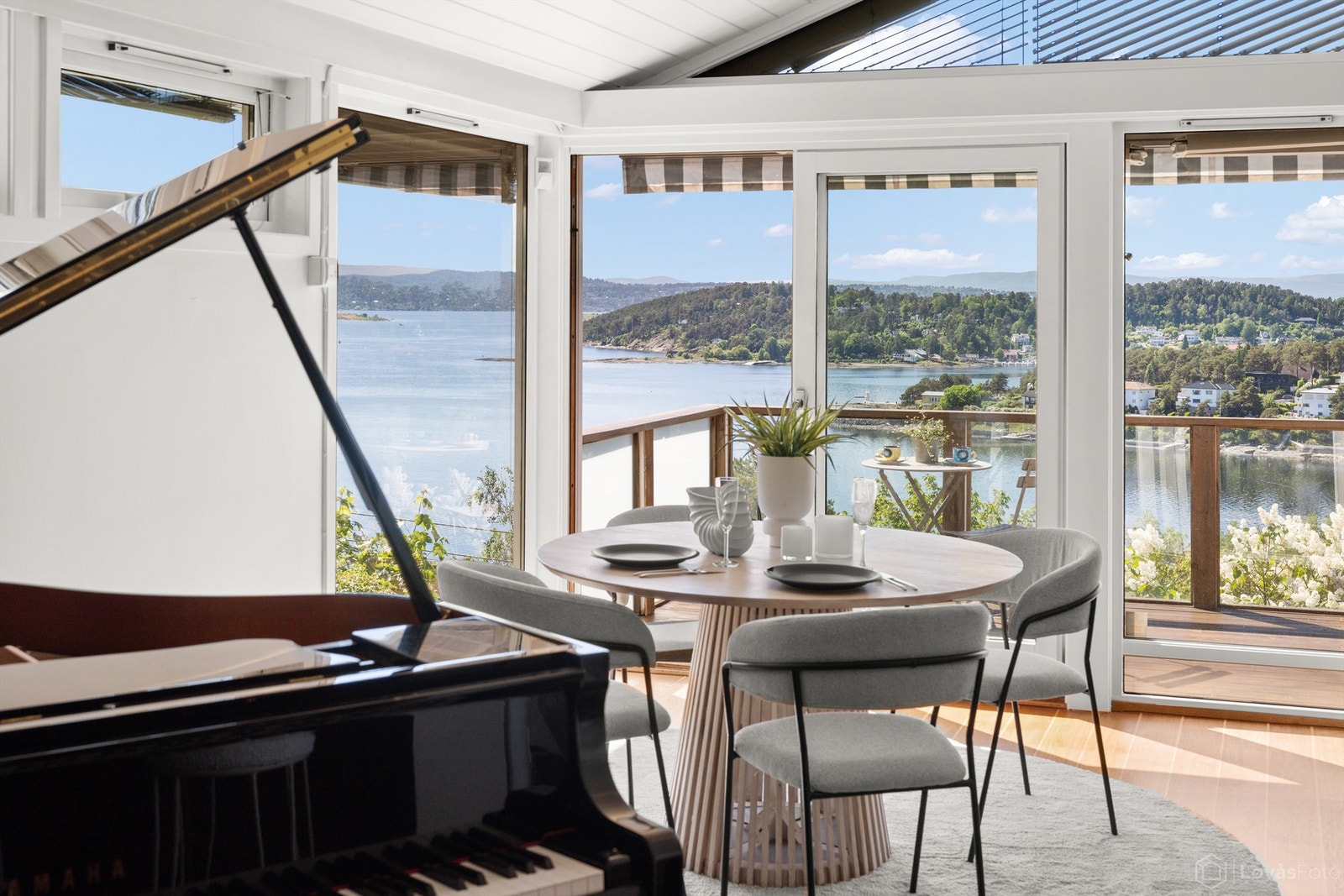 Spisestuen er plassert for å maksimere utsikten over fjorden. Galleribilde