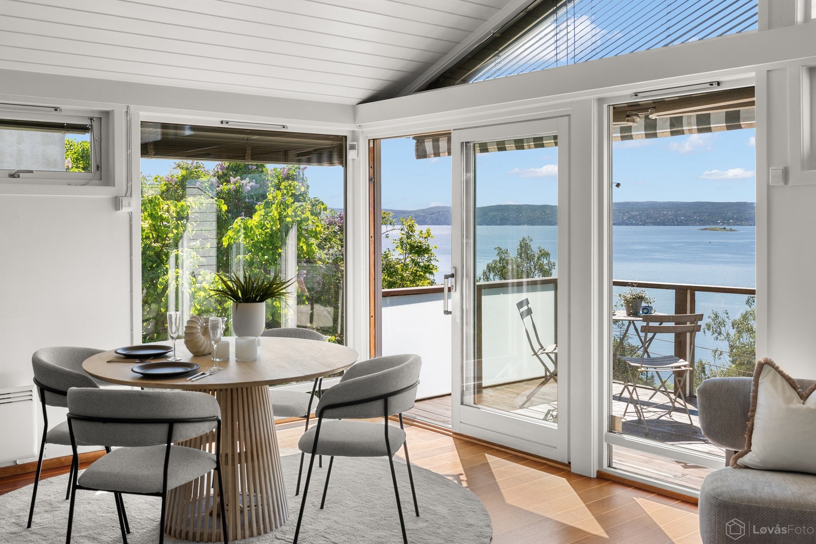 Fra stuen er det direkte utgang til balkongen via en skyvedør med 2-lags glass. Galleribilde