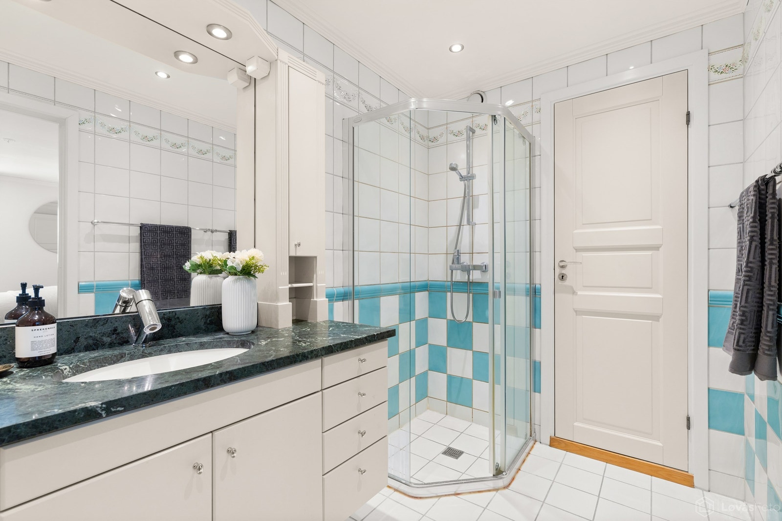 Badet har innfelte downlights i himlingen og elektrisk gulvvarme. Galleribilde