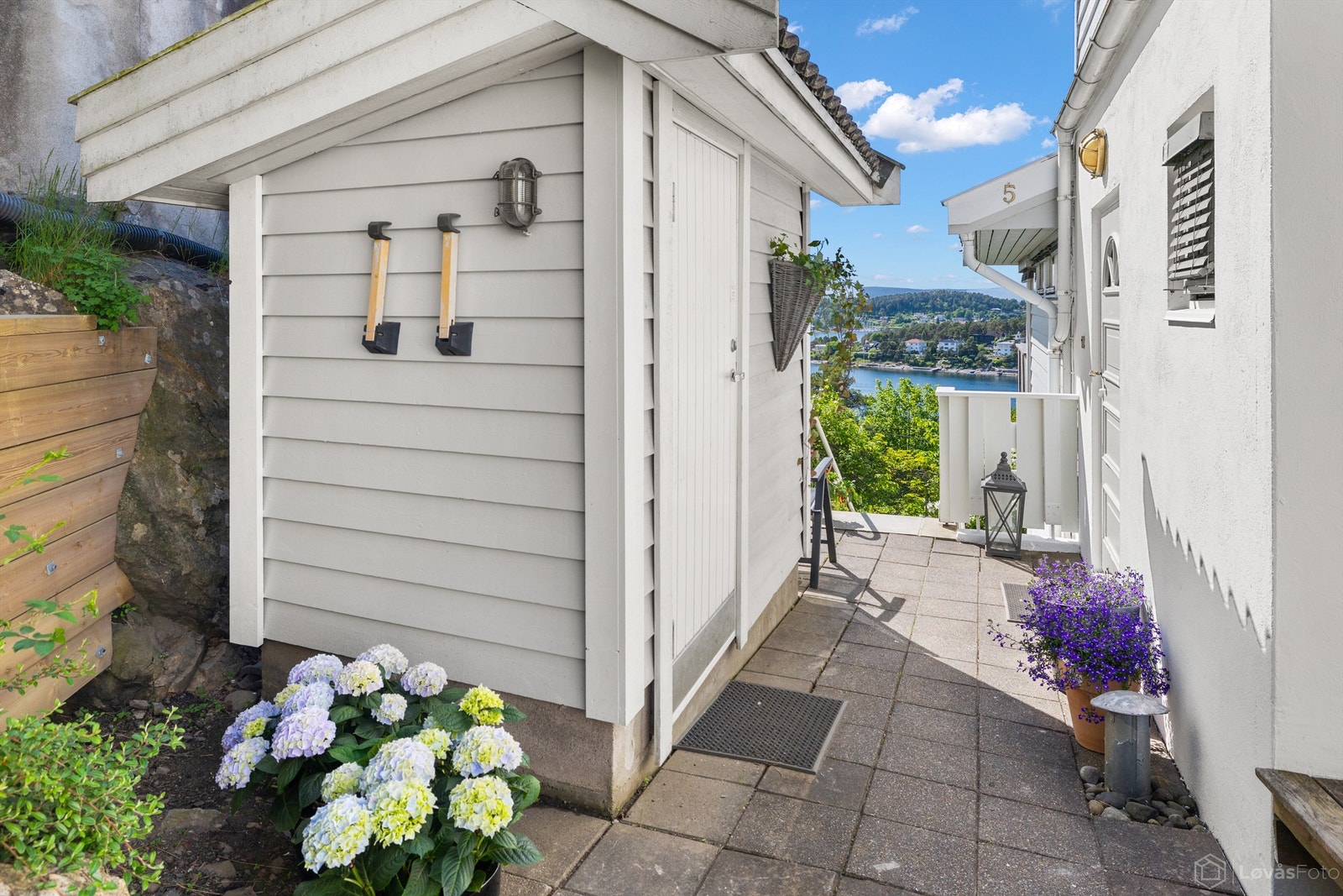 Rett utenfor inngangsdøren er en praktisk, frittstående bod på ca. 2,6 m² gir ekstra lagringsplass. Galleribilde