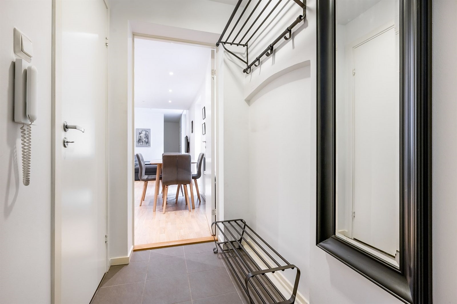 Entré - god plass til å sette fra seg diverse tøy samt inngang til en romslig innvendig bod. Galleribilde