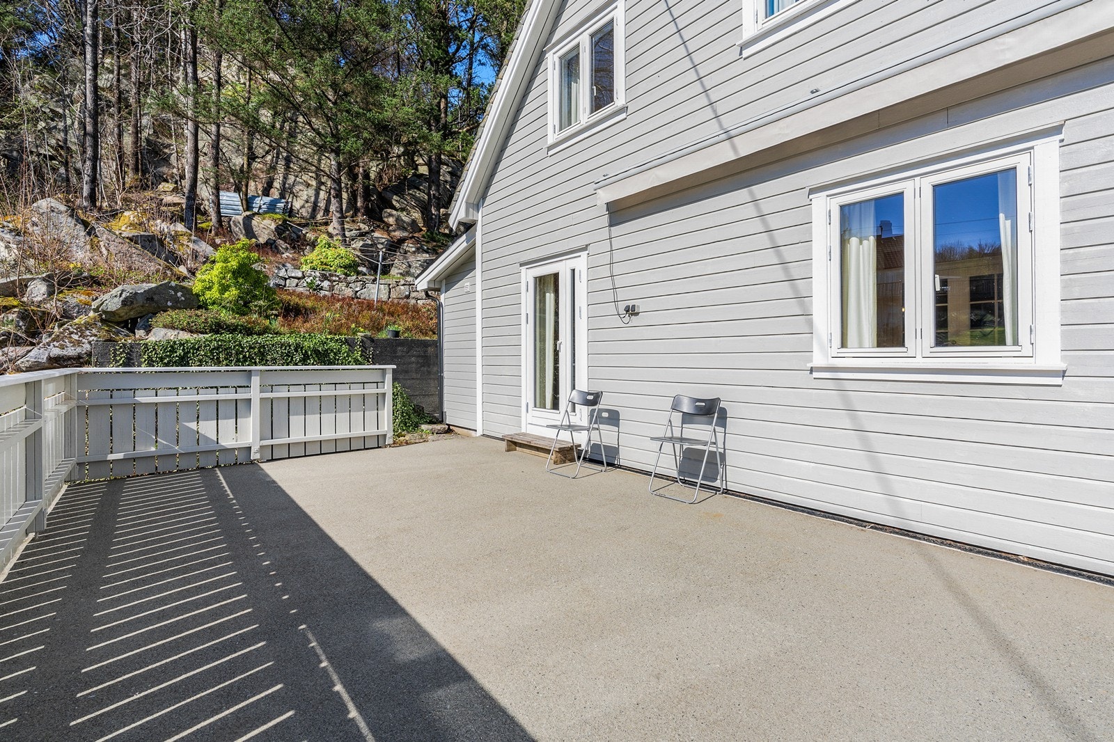 Terrassen har god plass til det en måtte ønske av både utemøbler og grill. Galleribilde