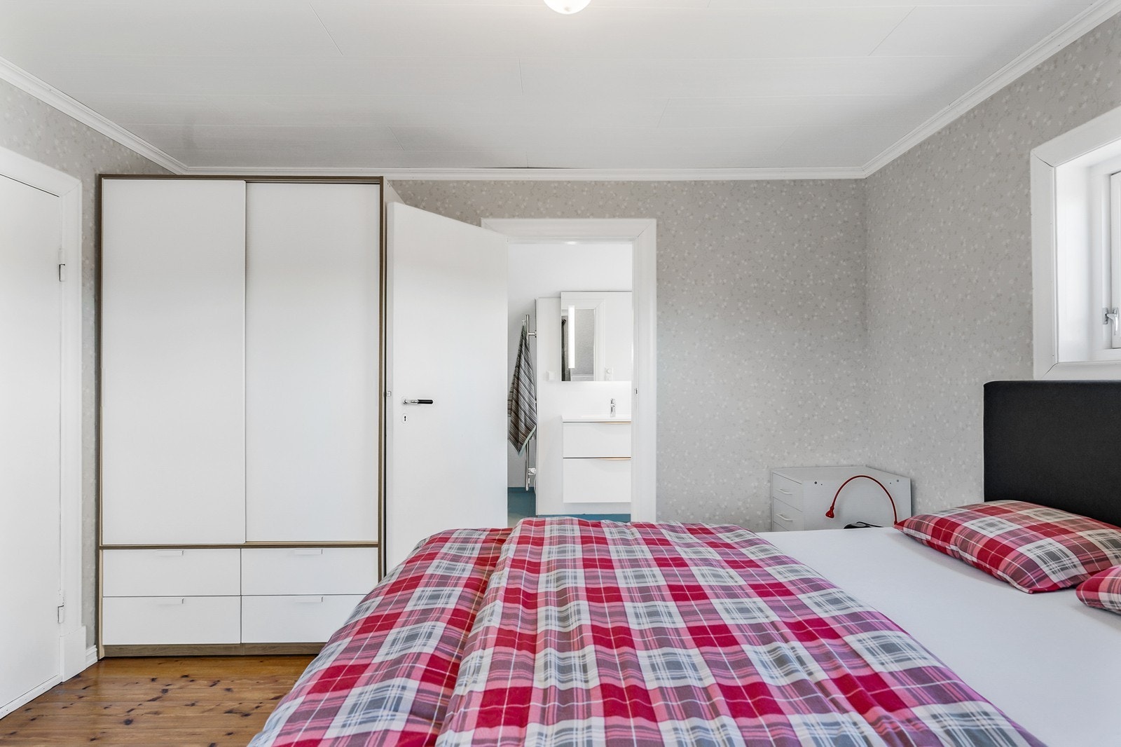 Her er det innredet med garderobeskap, og direkte tilgang til badet. Galleribilde