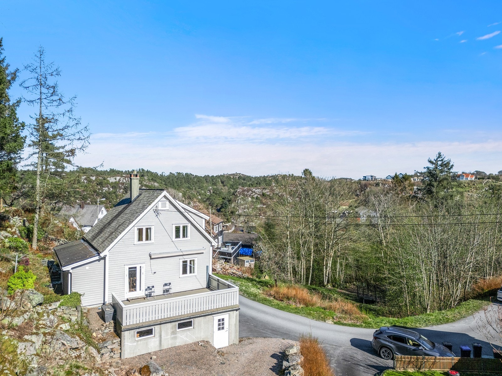 Eiendommen har flotte solforhold med uteområder som strekker seg rundt hele boligen, og en stor tomt på 2,354 m². Galleribilde