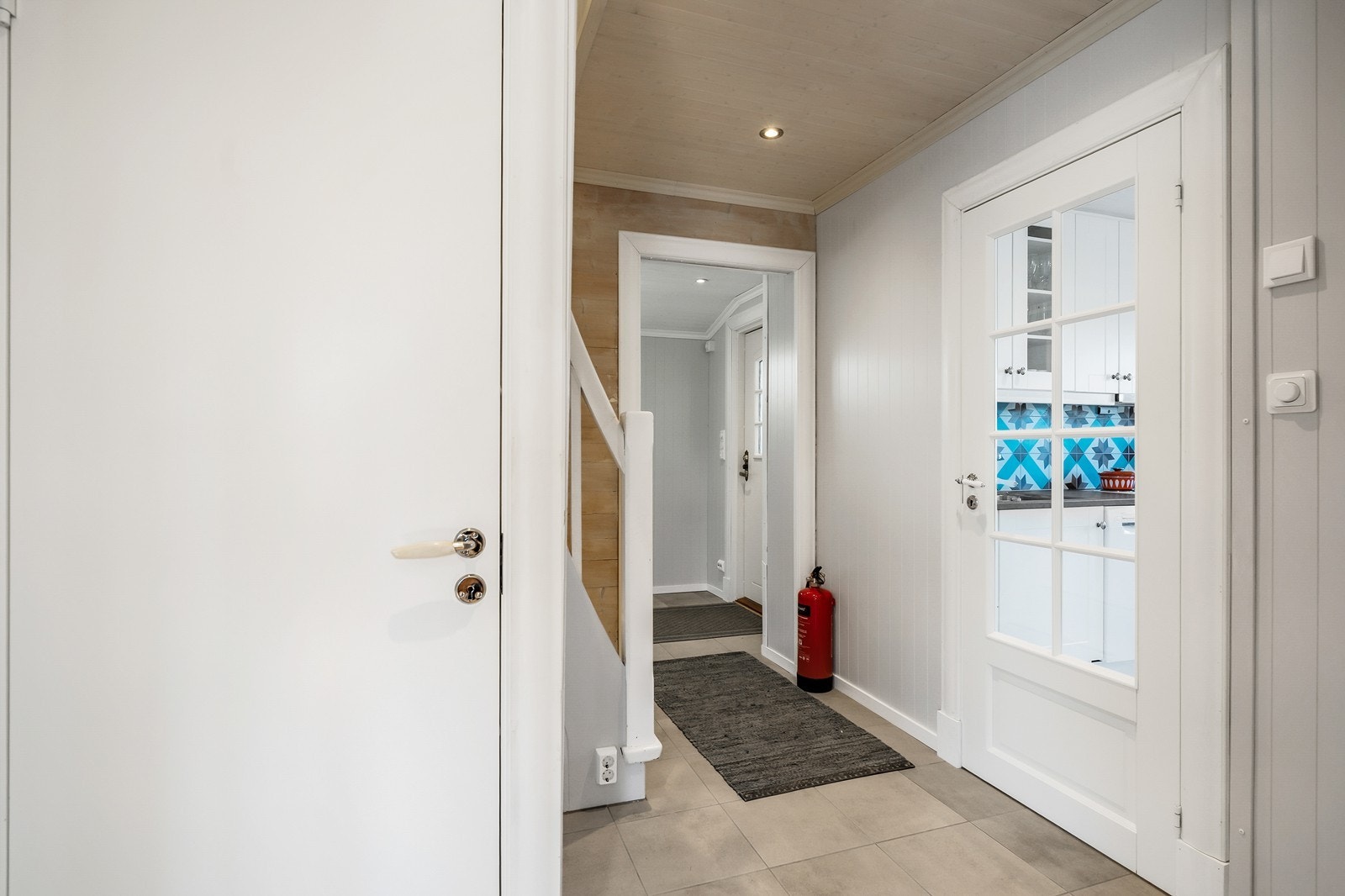 Entréen er flislagt, og tar deg til alle rom i første etasje. Galleribilde