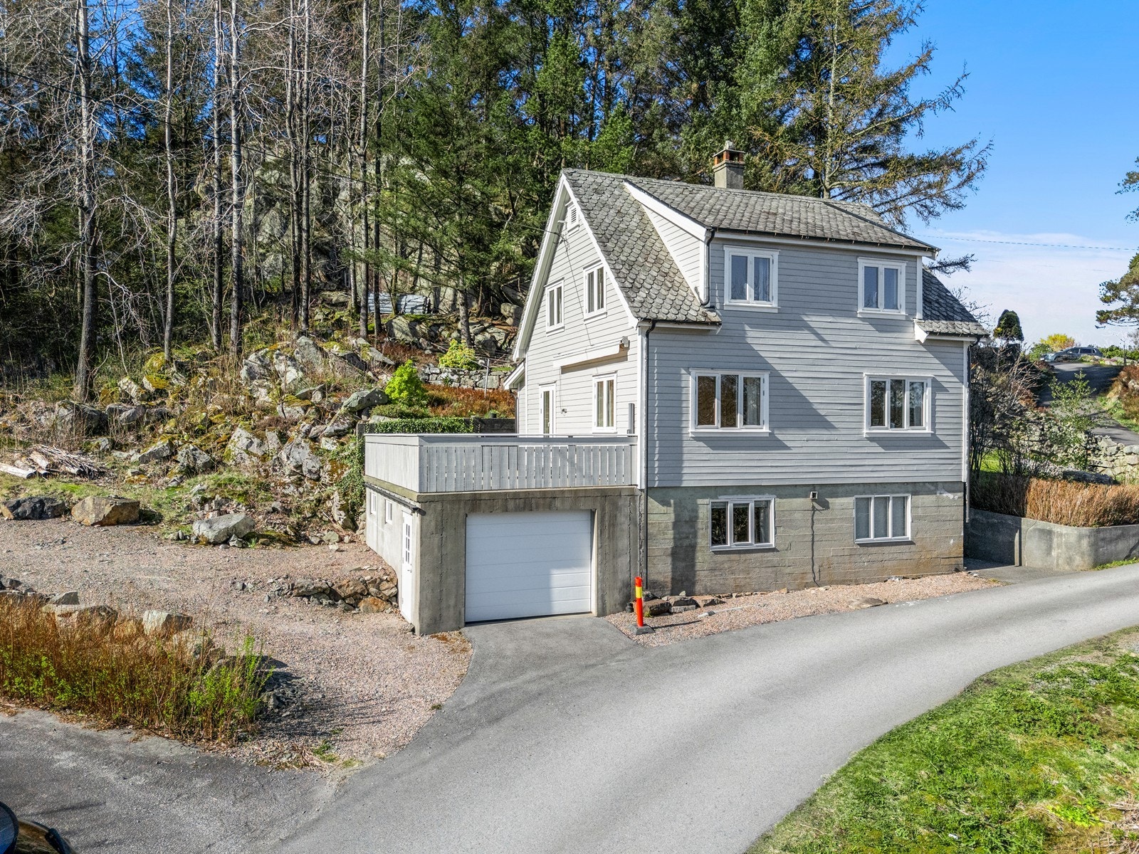 Boligen har en perfekt beliggenhet for deg som vil ha nærhet til sjø og natur, med kort vei til det man trenger i hverdagen. Galleribilde
