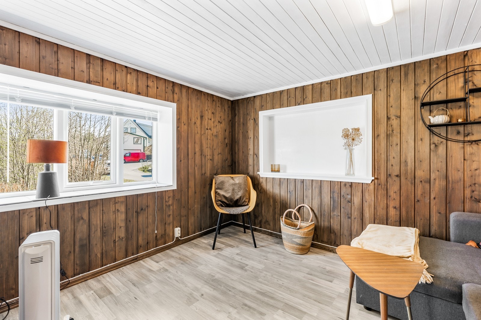 Kjelleren har et innredet rom som i dag er brukt som en kjellerstue. Galleribilde