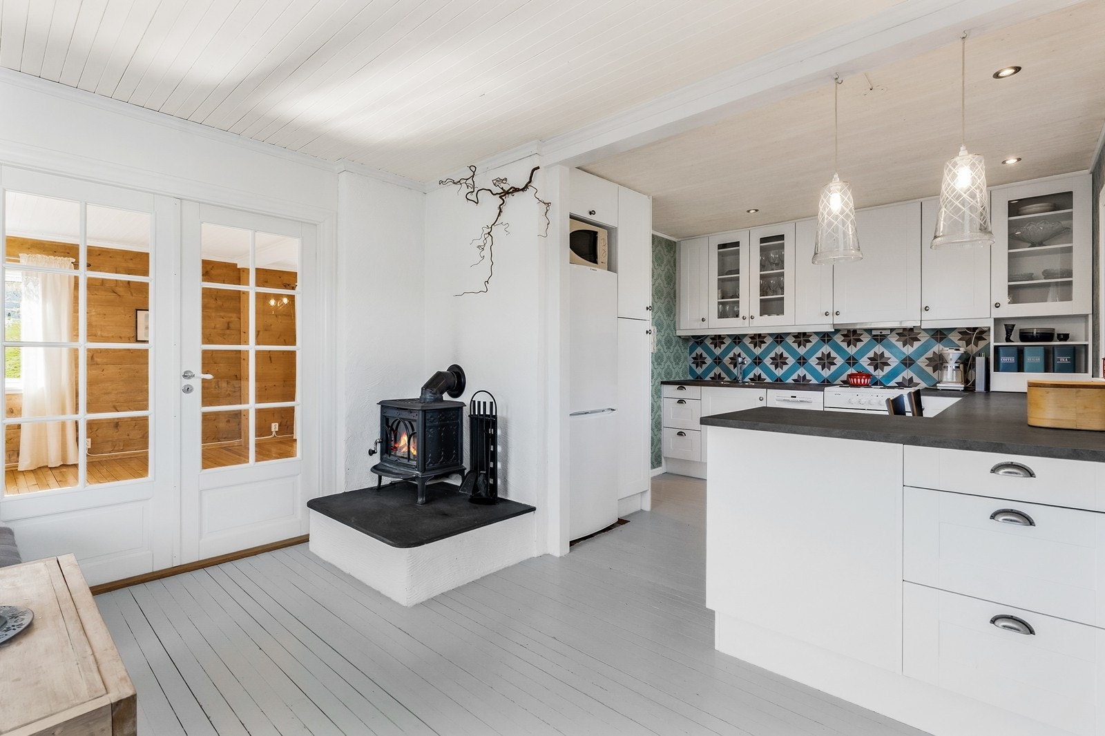 Kjøkkenet er innredet med profilerte hvite fronter og laminat benkeplate. Galleribilde