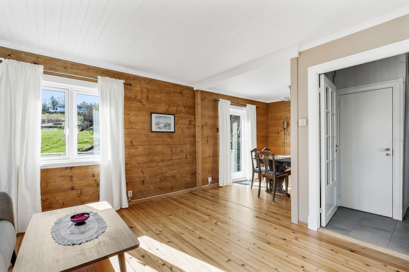 Det innredes naturlig med både sofagruppe og spisebord. Galleribilde