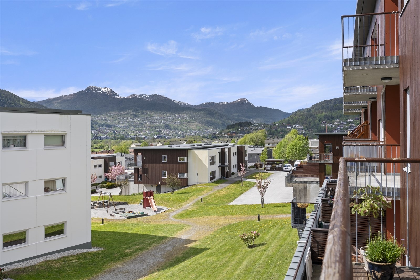 - Like ved boligen er det en hyggelig lekeplass for de minste. Merk at området er trafikkfritt - Galleribilde