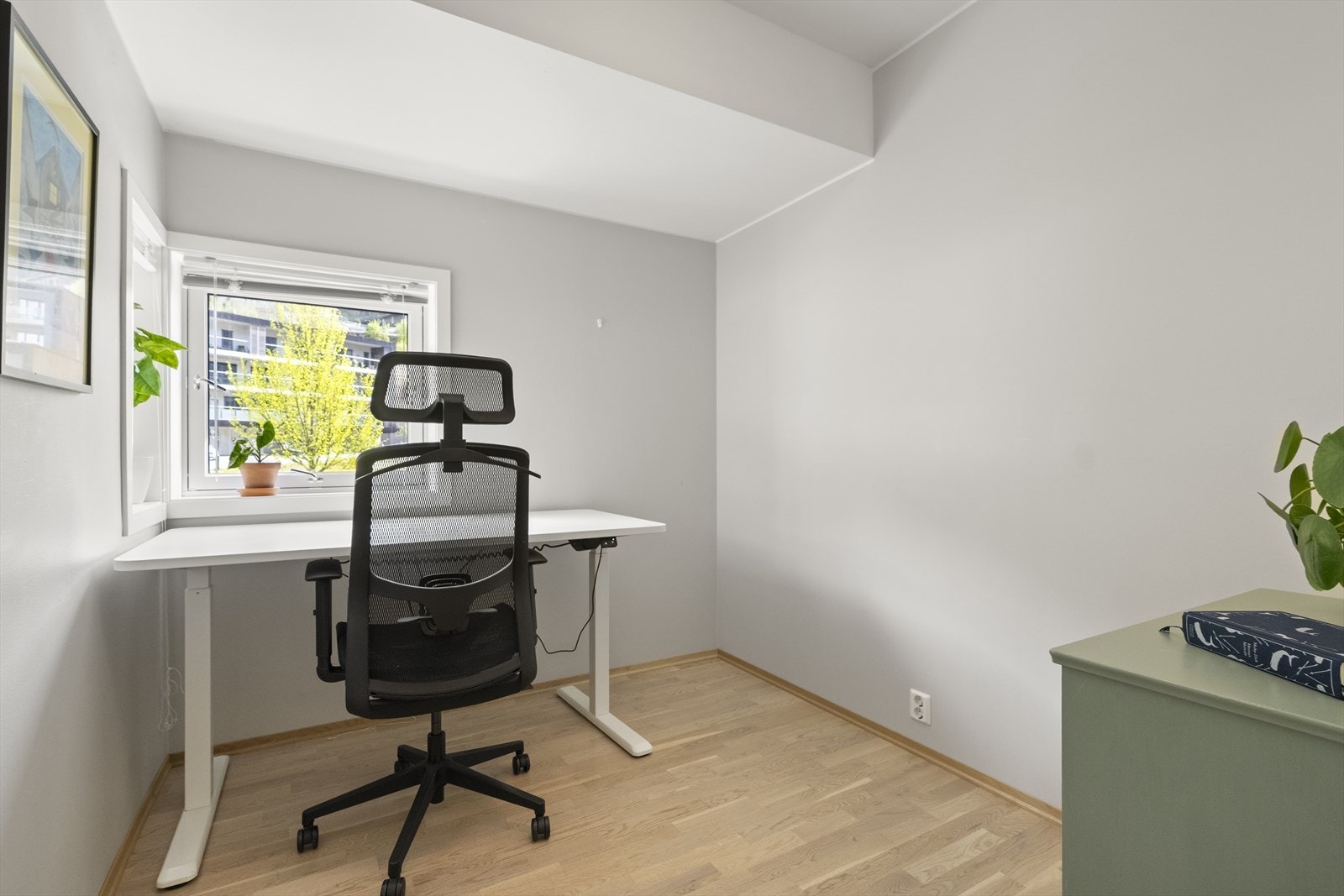 - Det ene soverommet er idag innredet som kontor - Galleribilde
