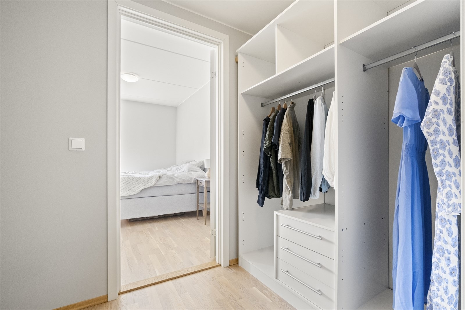 - Praktisk walk in-closet via bad/vaskerom og hovedsoverom - Galleribilde