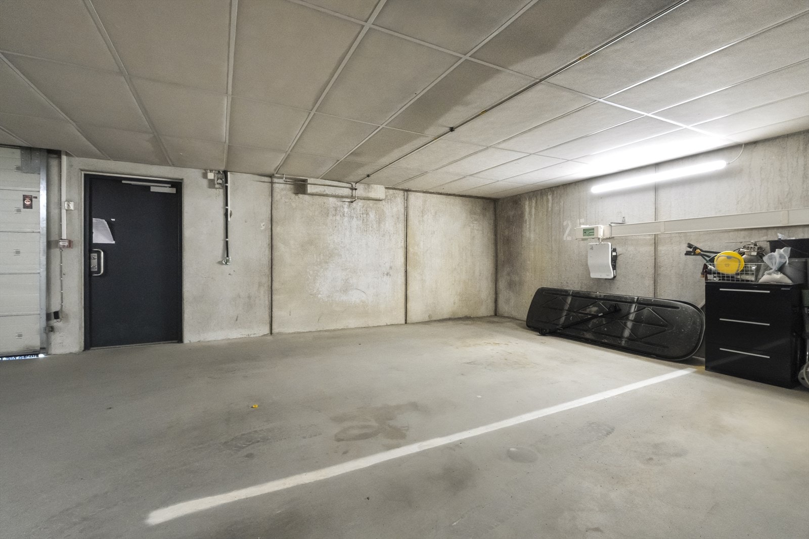 - Seksjonen har fast parkering i kjeller med installert elbil lader. Det er også egen bod i fellesareal på 5m2 - Galleribilde