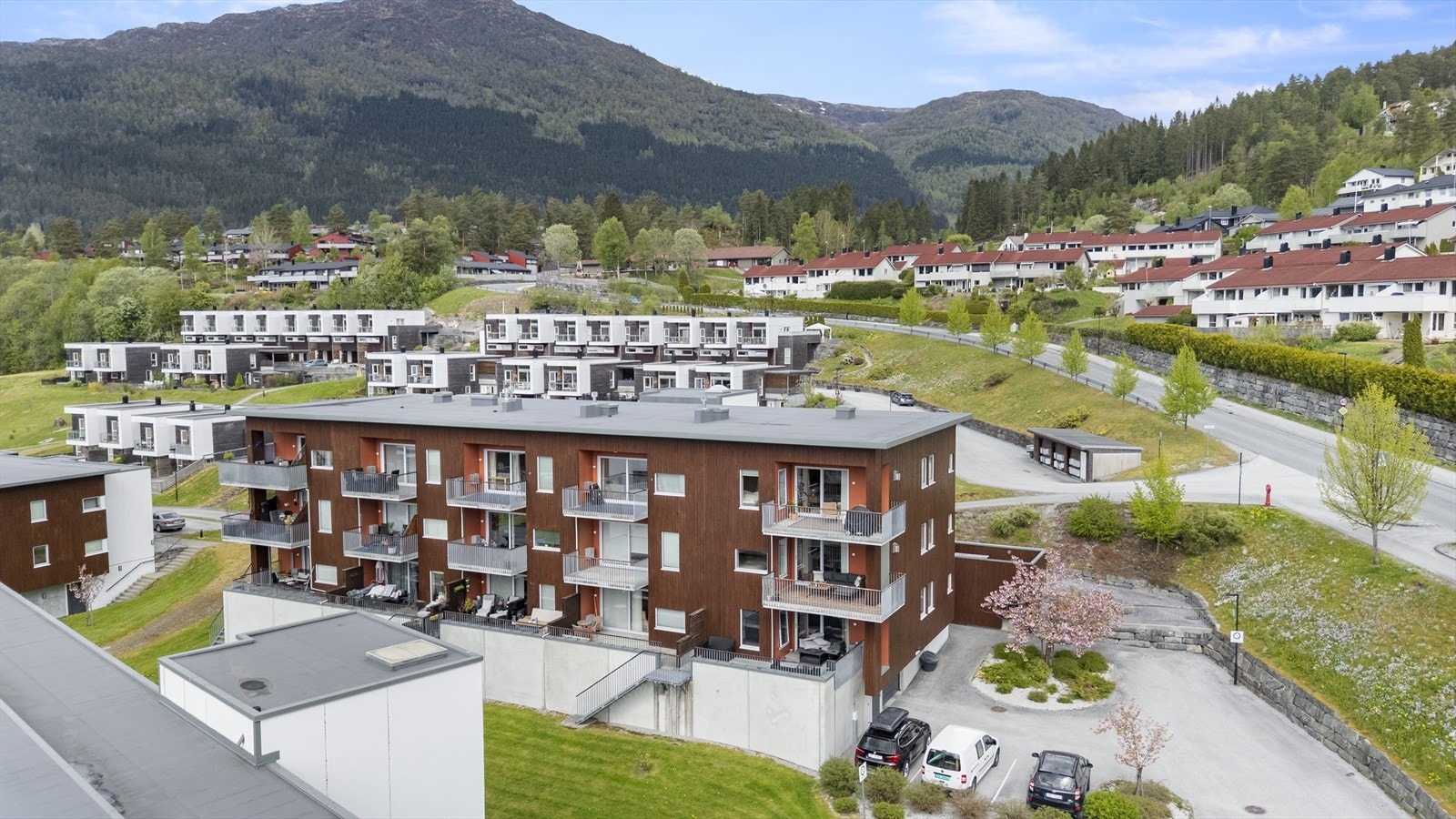 - Til tross for at en bor sentralt har en naturen i umiddelbar nærhet. Det er bla. kort vei til Dagsturhytten og Viefjellet - Galleribilde