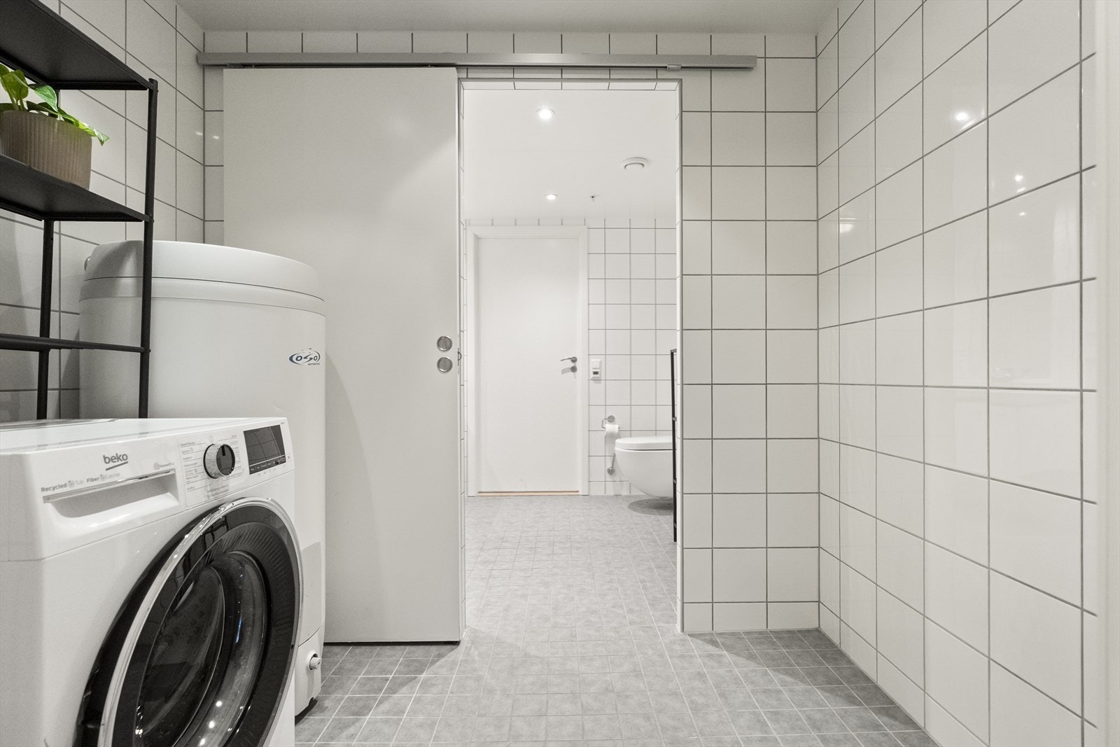 - Praktisk med enkel tilgang fra bad til vaskerom - Galleribilde