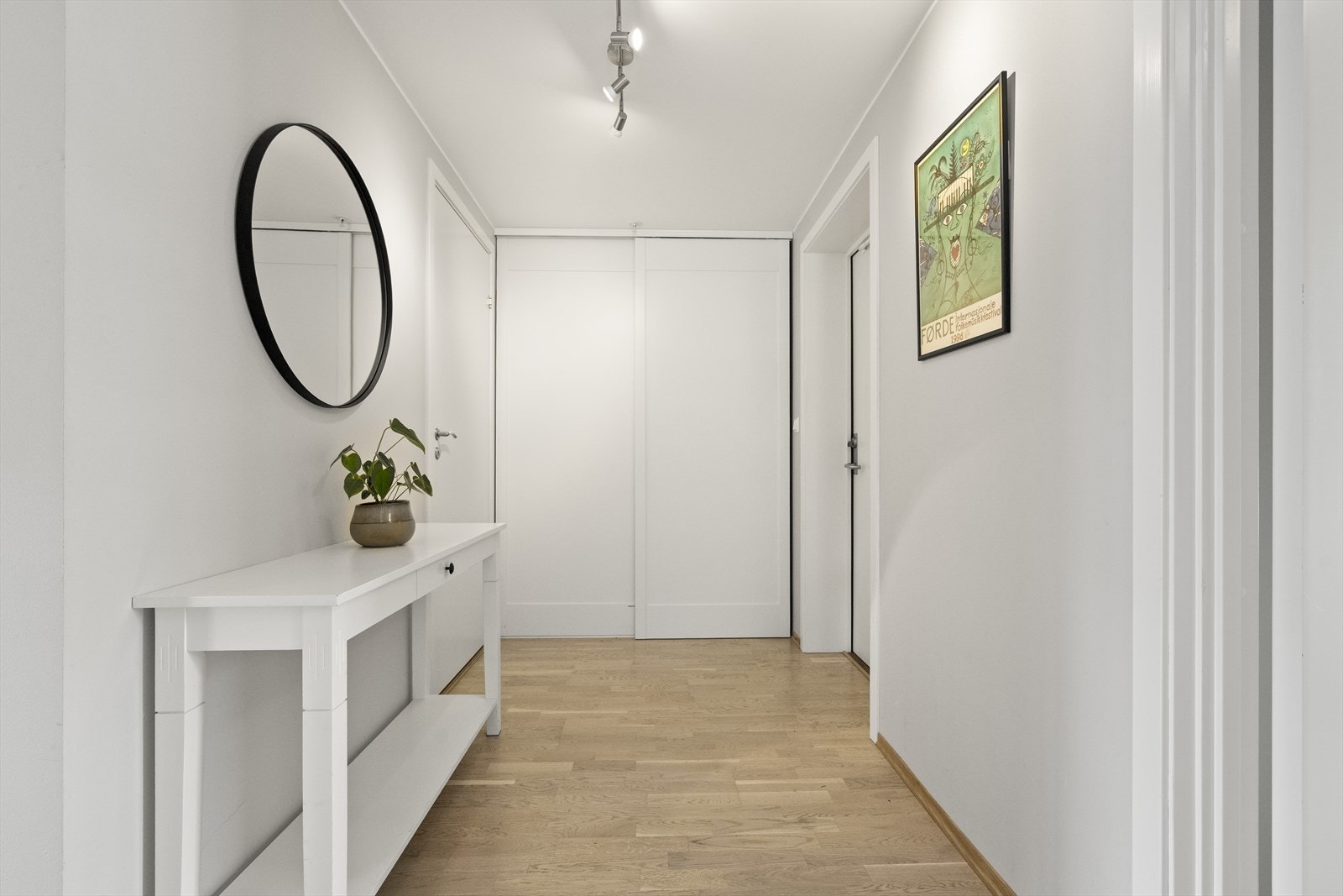 - Entrè har stor skyvedørsgarderobe - praktisk til å skjule jakker og sko - Galleribilde