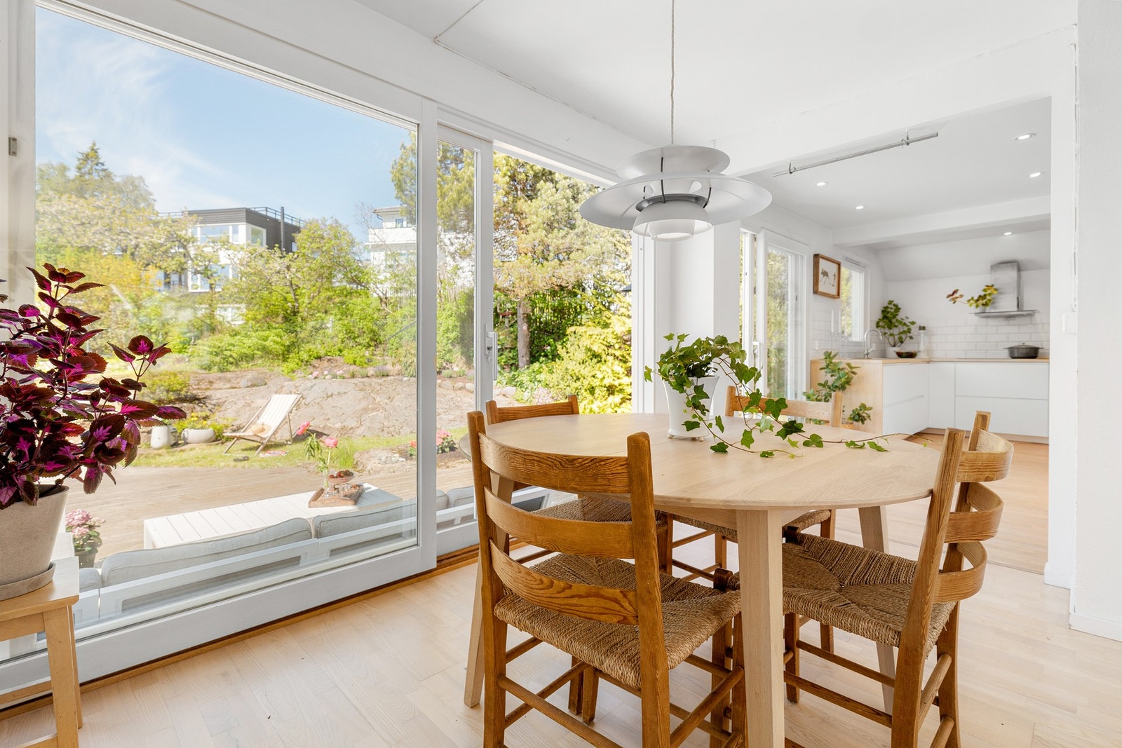 Ved spisestuen er det en stor skyvedør ut til terrassen som blir en naturlig forlengelse av rommet på sommerstid. Galleribilde