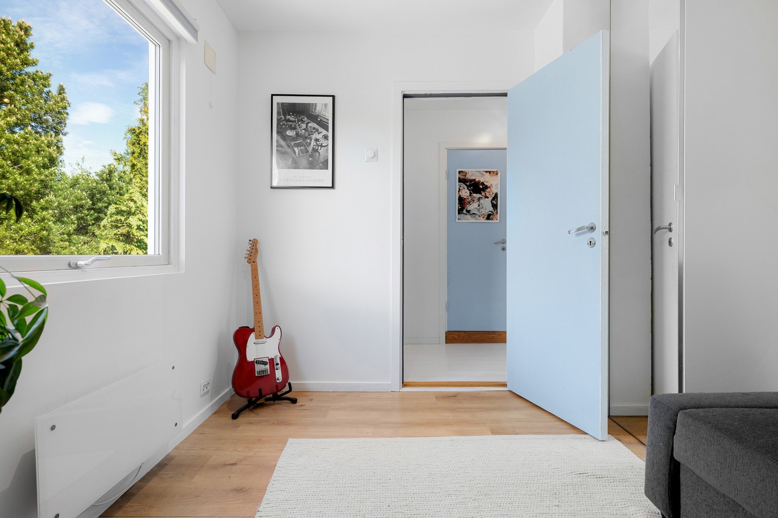 Soverommet har god standard med enstavs laminat på gulv og glatte lysmalte overflater. Galleribilde